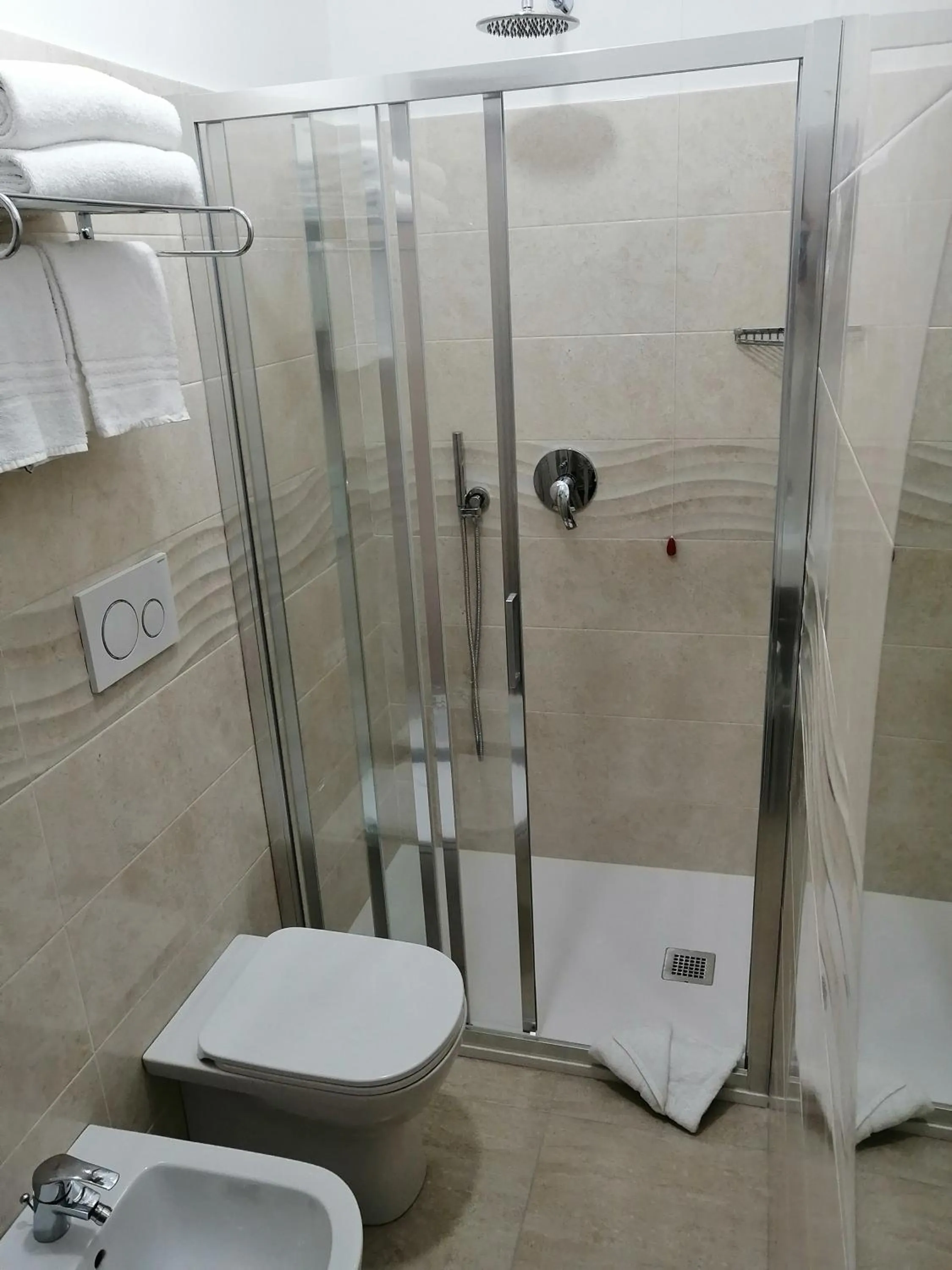 Shower in Hotel Aurora