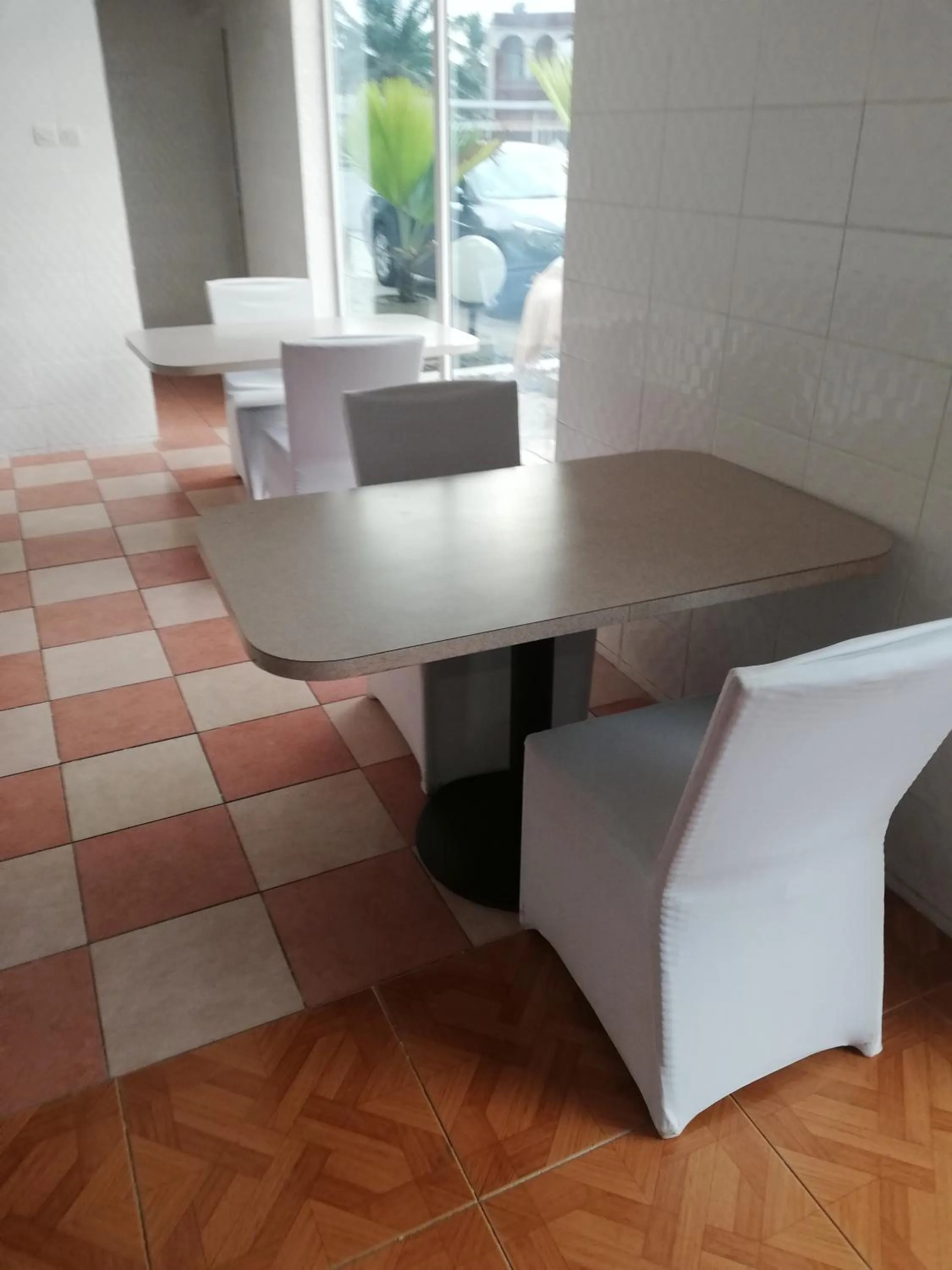 Restaurant/places to eat in Hôtel Saint Lazaros