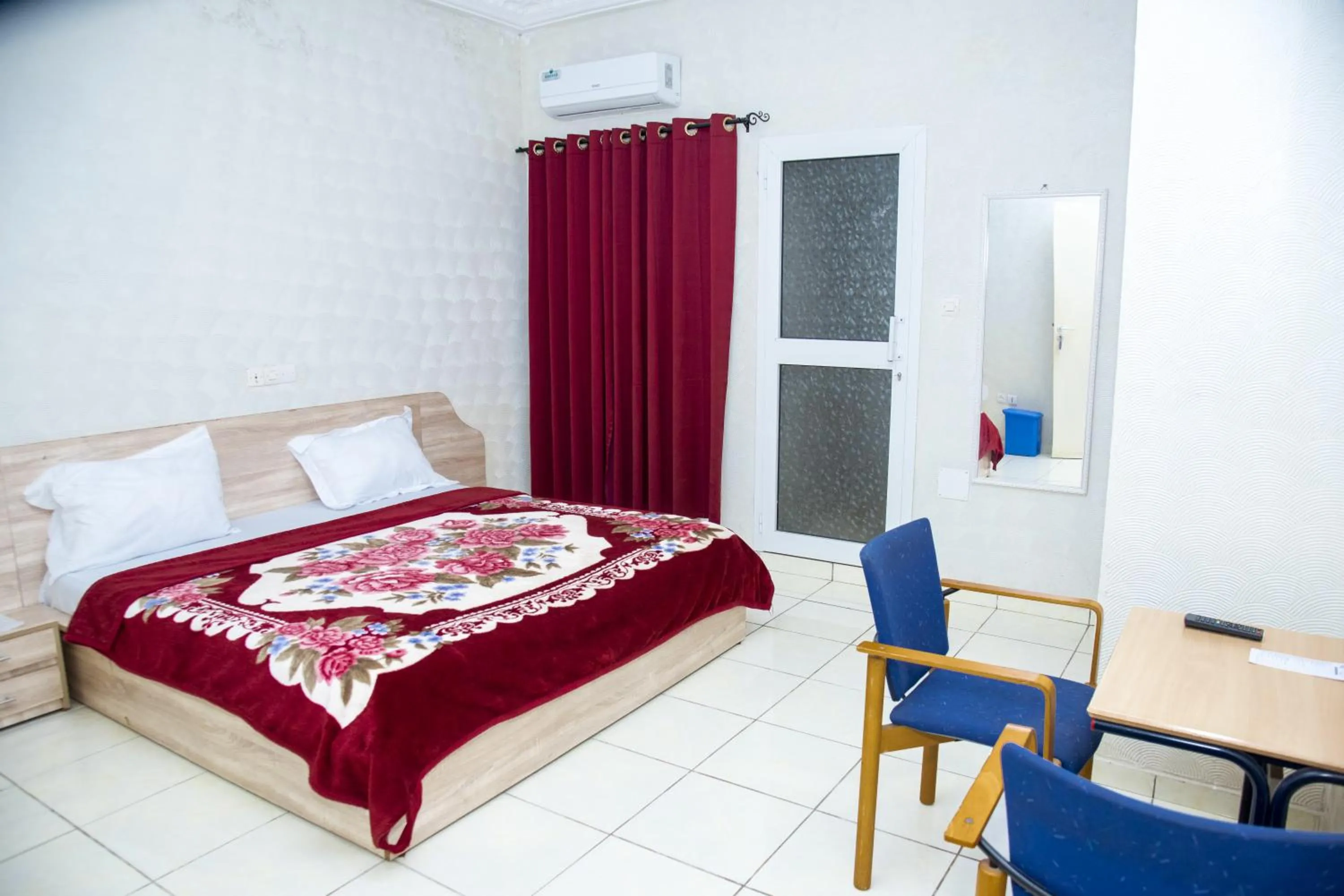 Bedroom, Bed in Hôtel Saint Lazaros