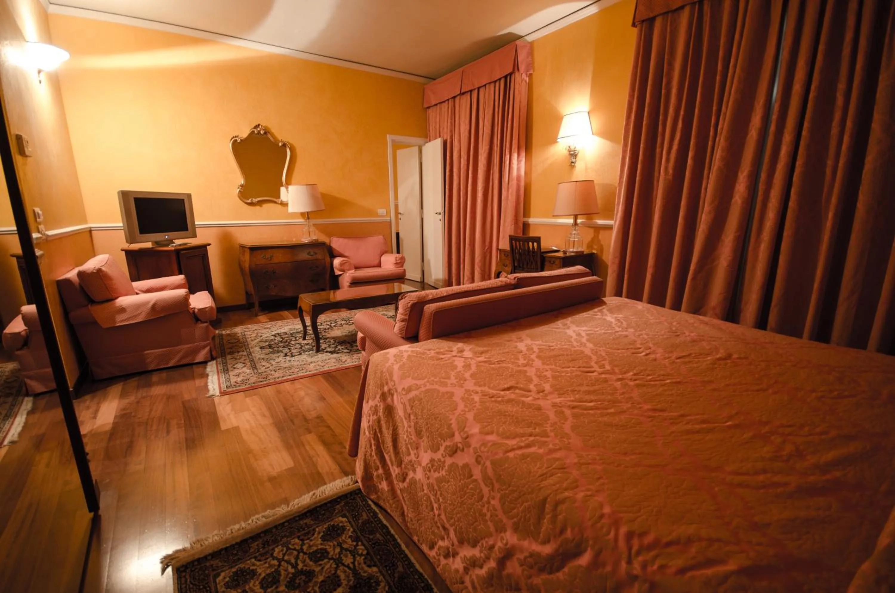 Photo of the whole room, Bed in Grand Hotel Tamerici & Principe