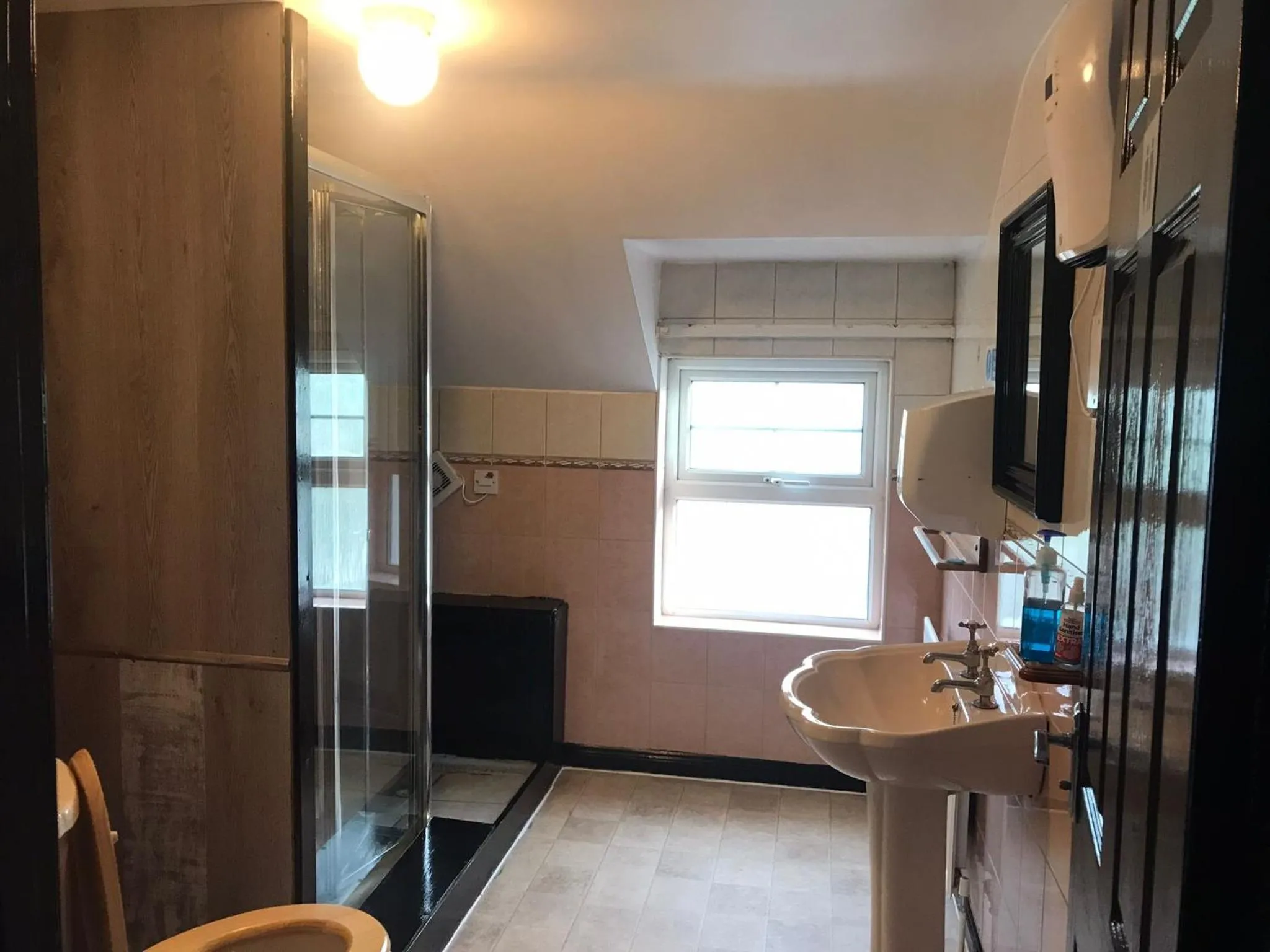 Bathroom in Finn McCools Giants Causeway Hostel