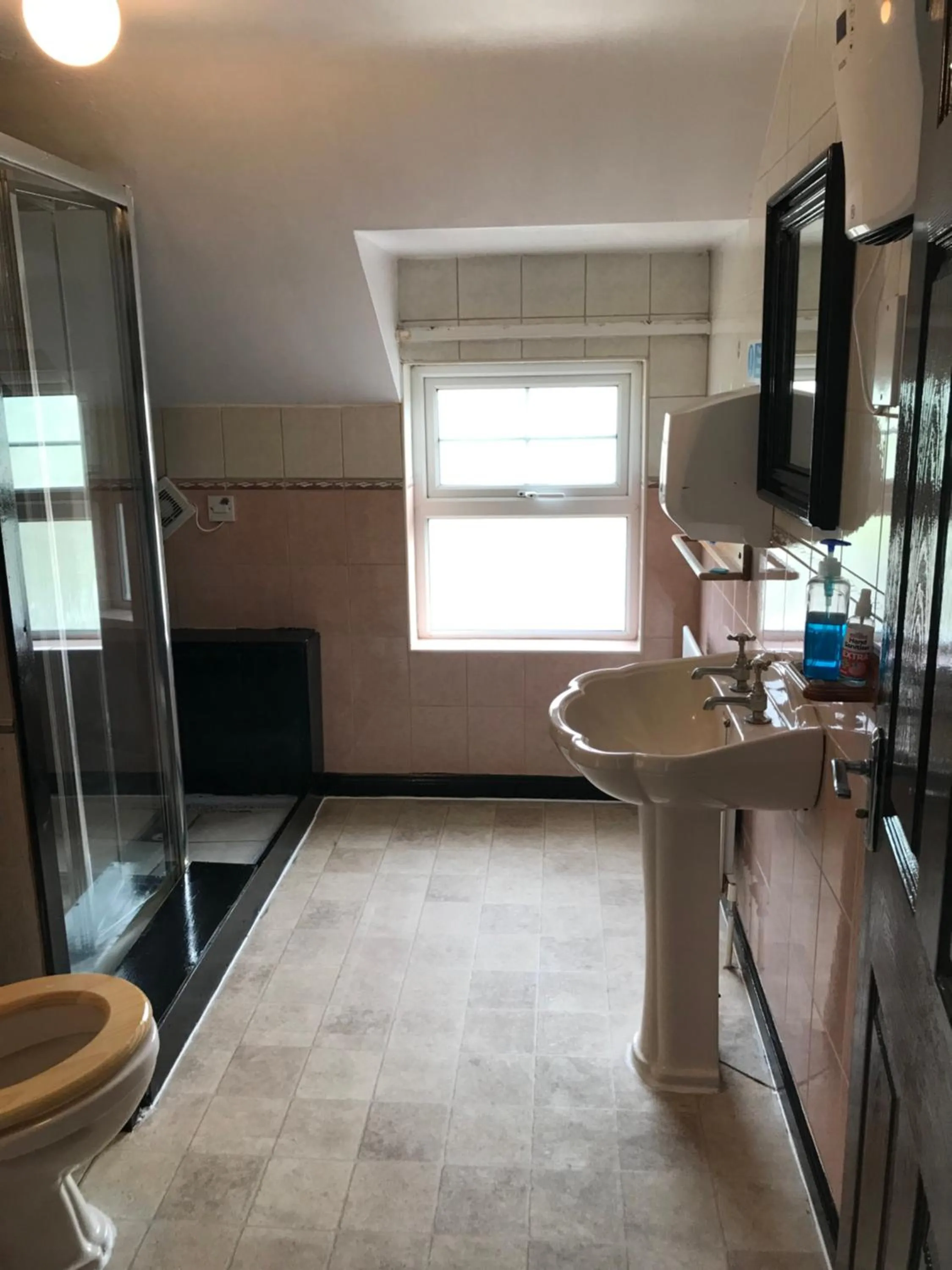 Bathroom in Finn McCools Giants Causeway Hostel