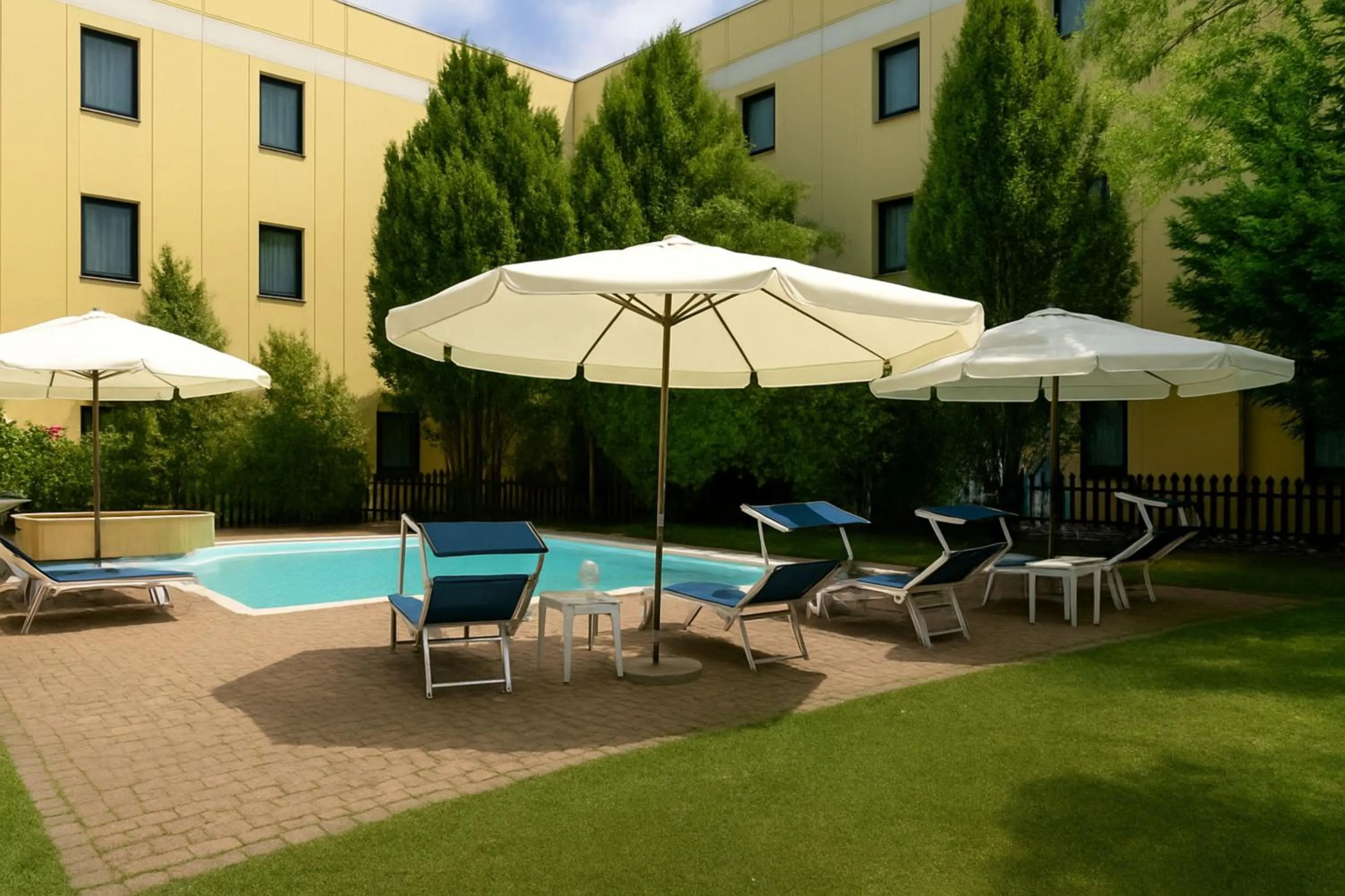 Swimming pool in voco Parma & Congressi by IHG