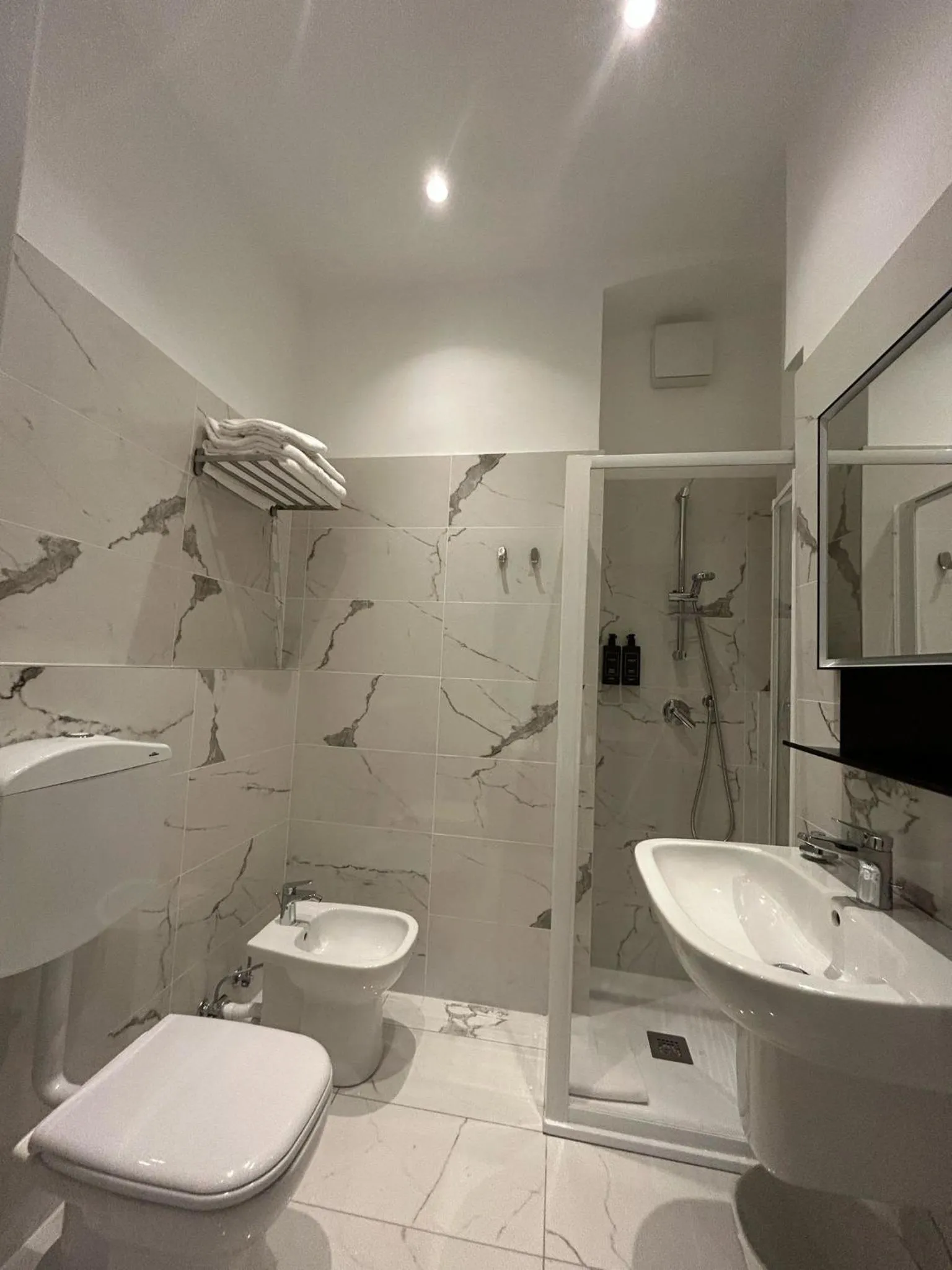 Shower in Hotel 22 Marzo