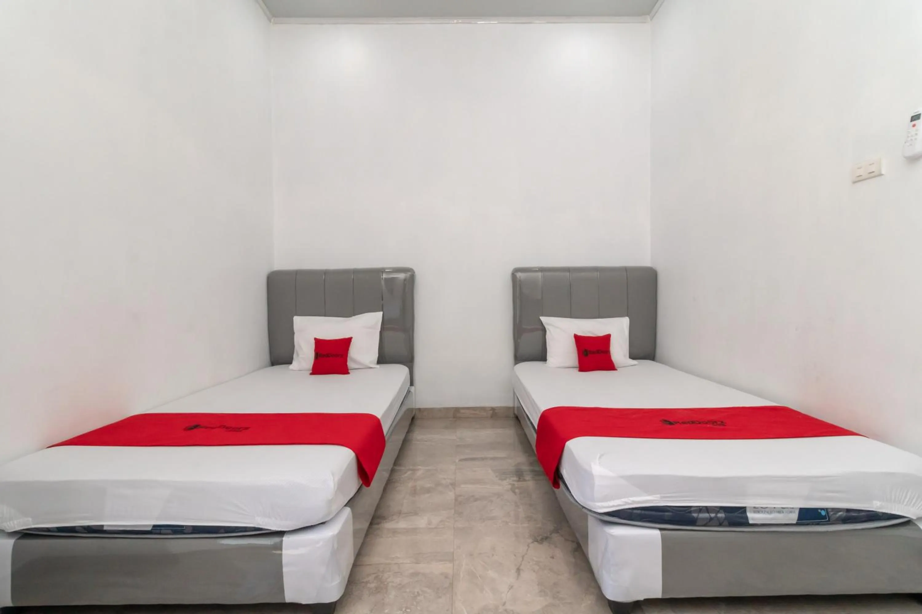 Bed in RedDoorz near Tugu Coklat Pesawaran Lampung