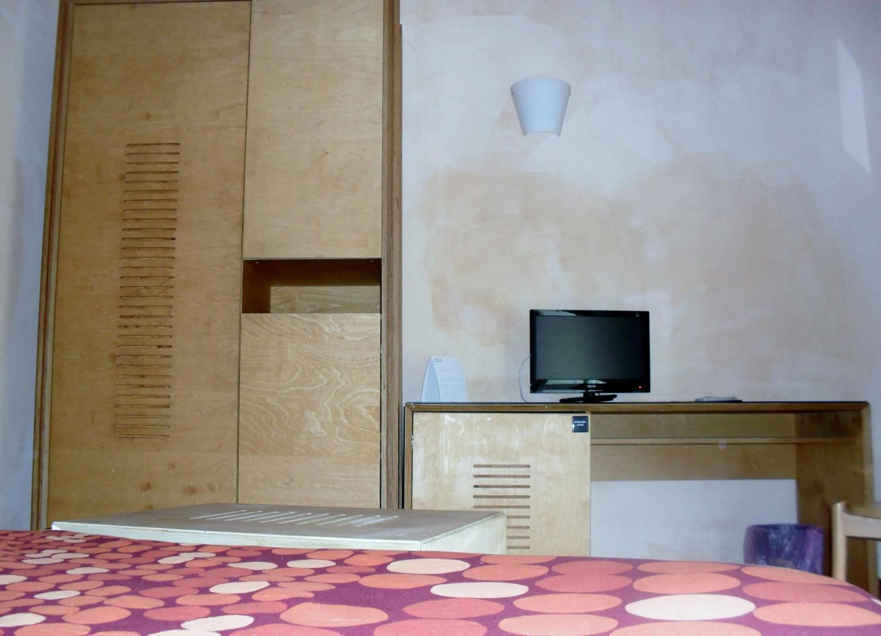 TV and multimedia, Bed in Hotel Clarean