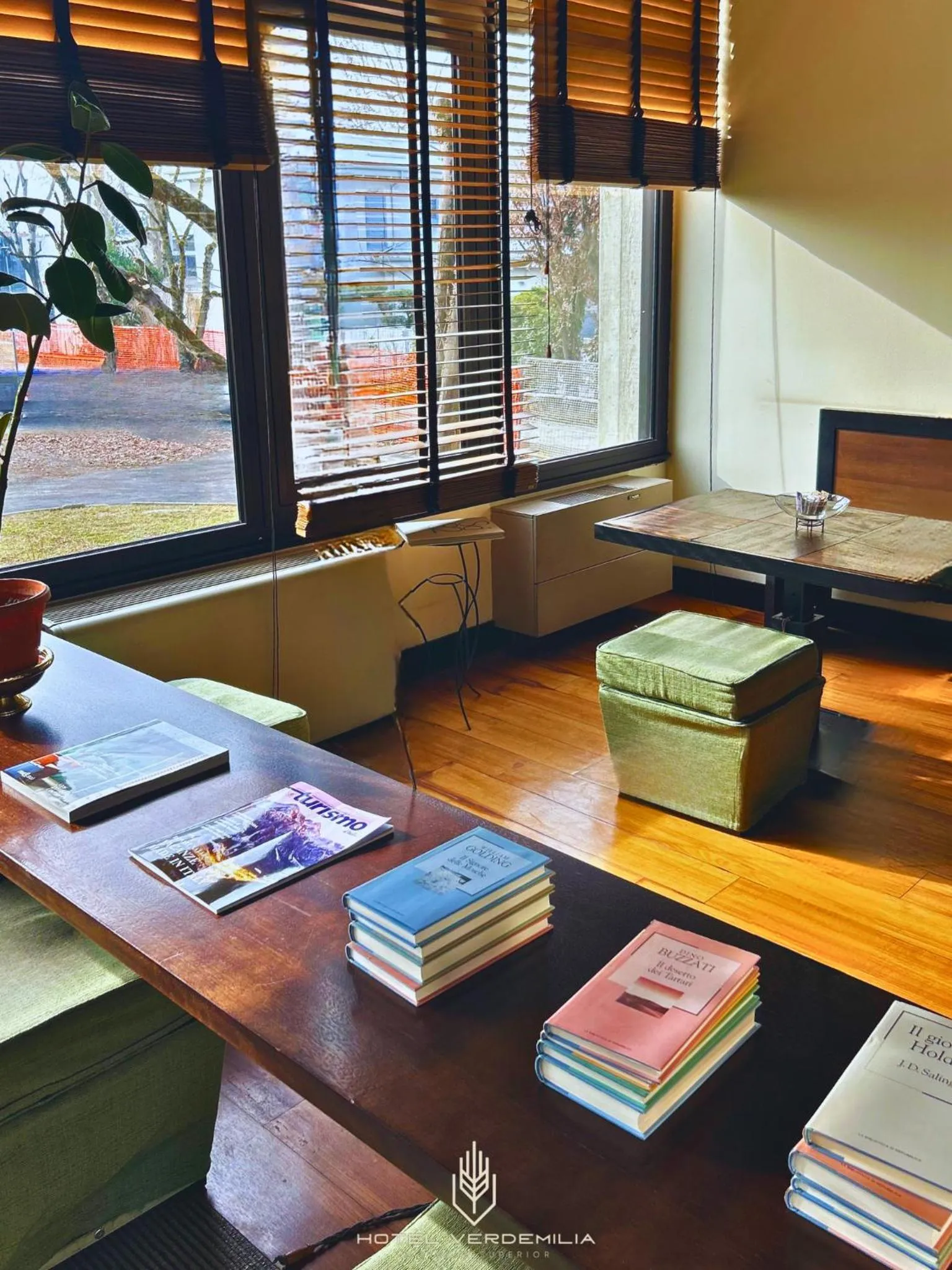 Seating area in Verdemilia Hotel