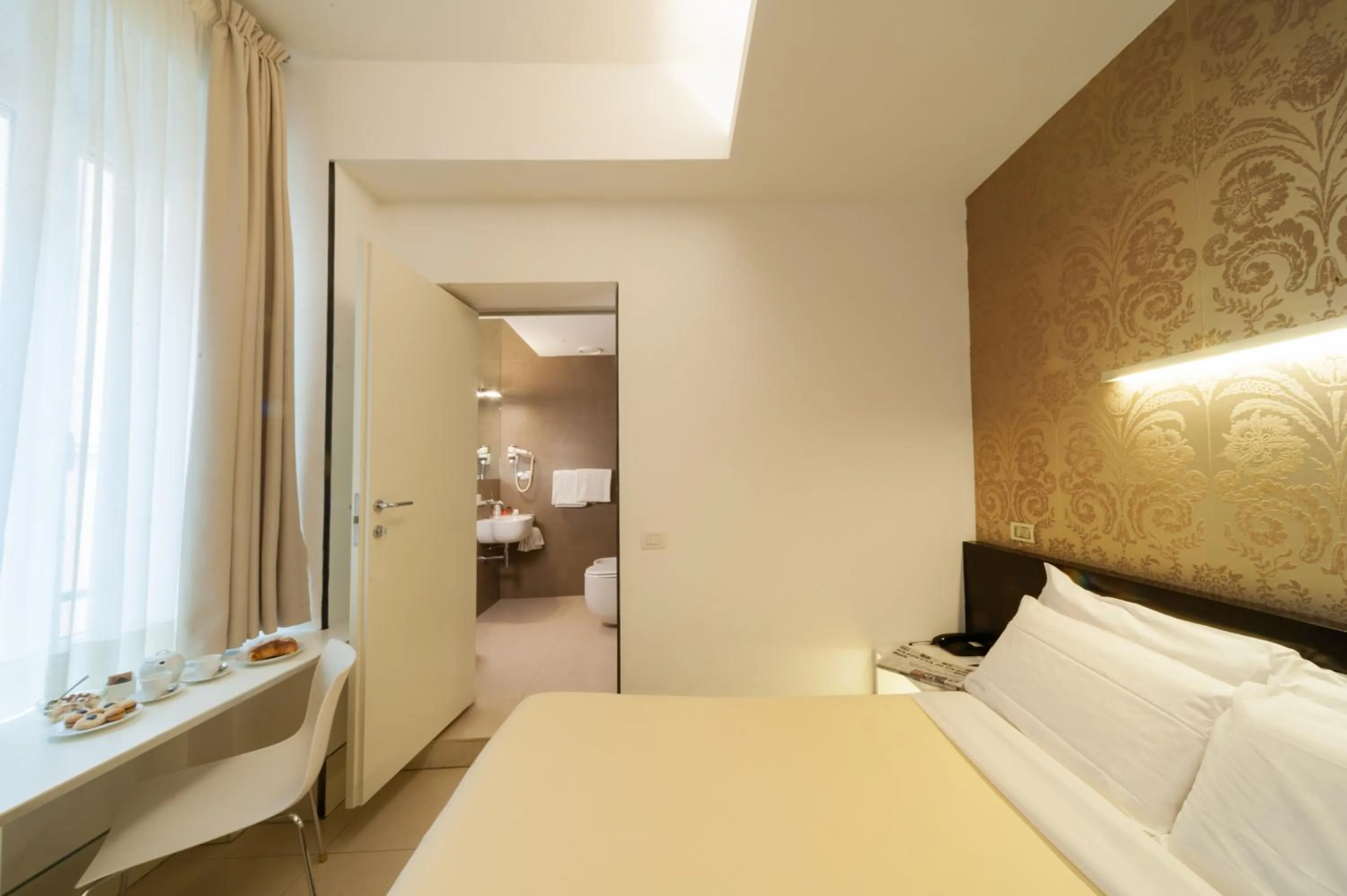 Bedroom, Bed in Savoy Hotel