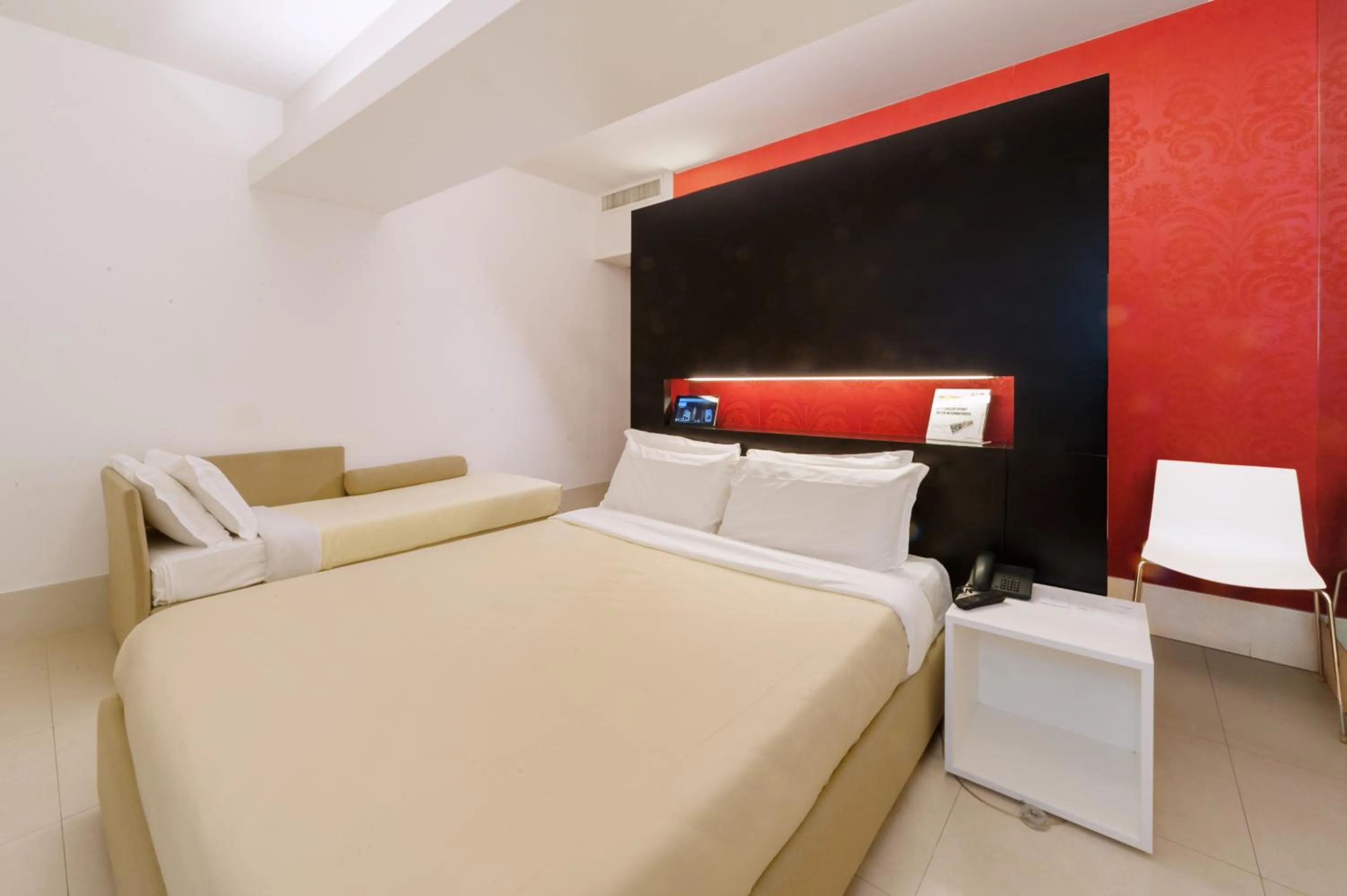 Bedroom, Bed in Savoy Hotel