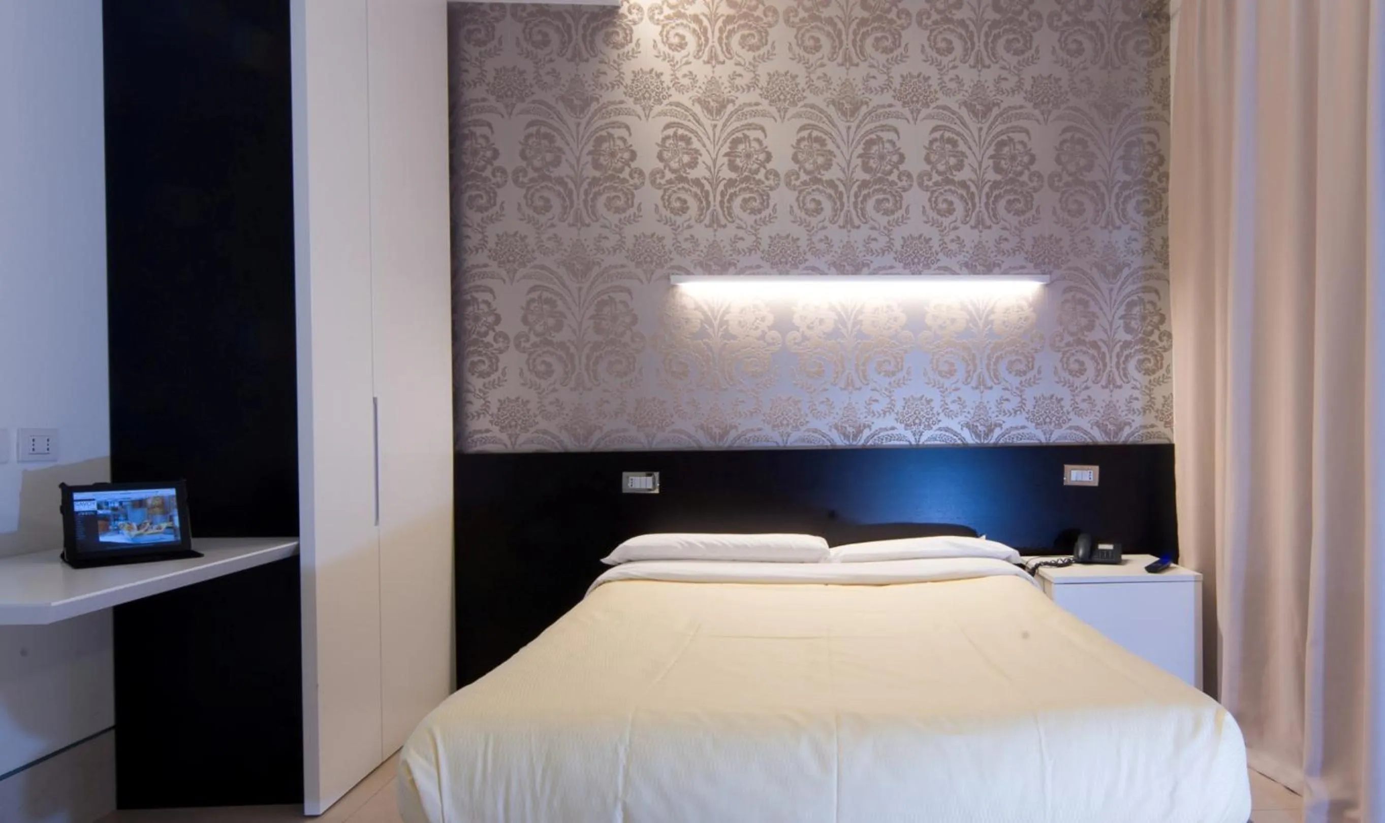 Bedroom, Bed in Savoy Hotel