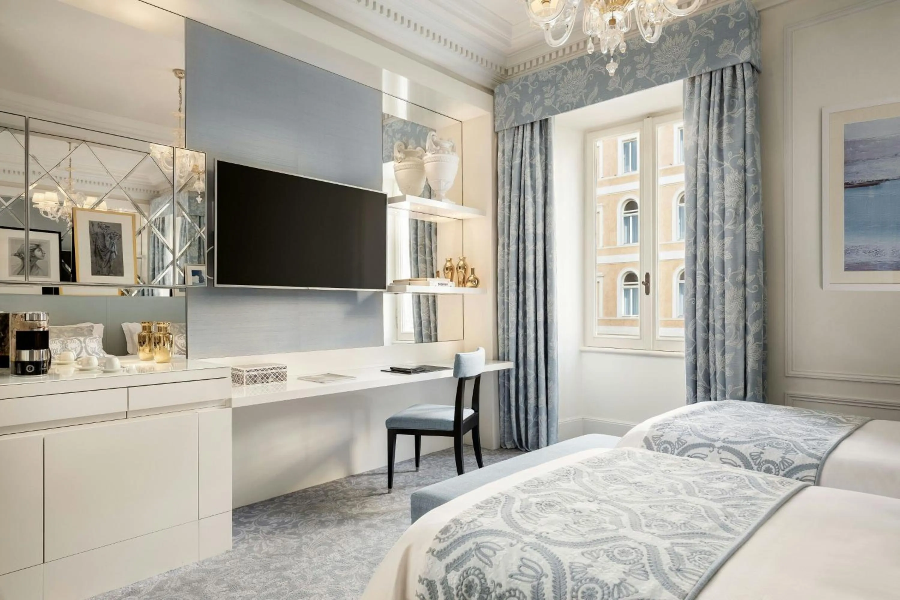 Photo of the whole room, Bed in The St. Regis Rome