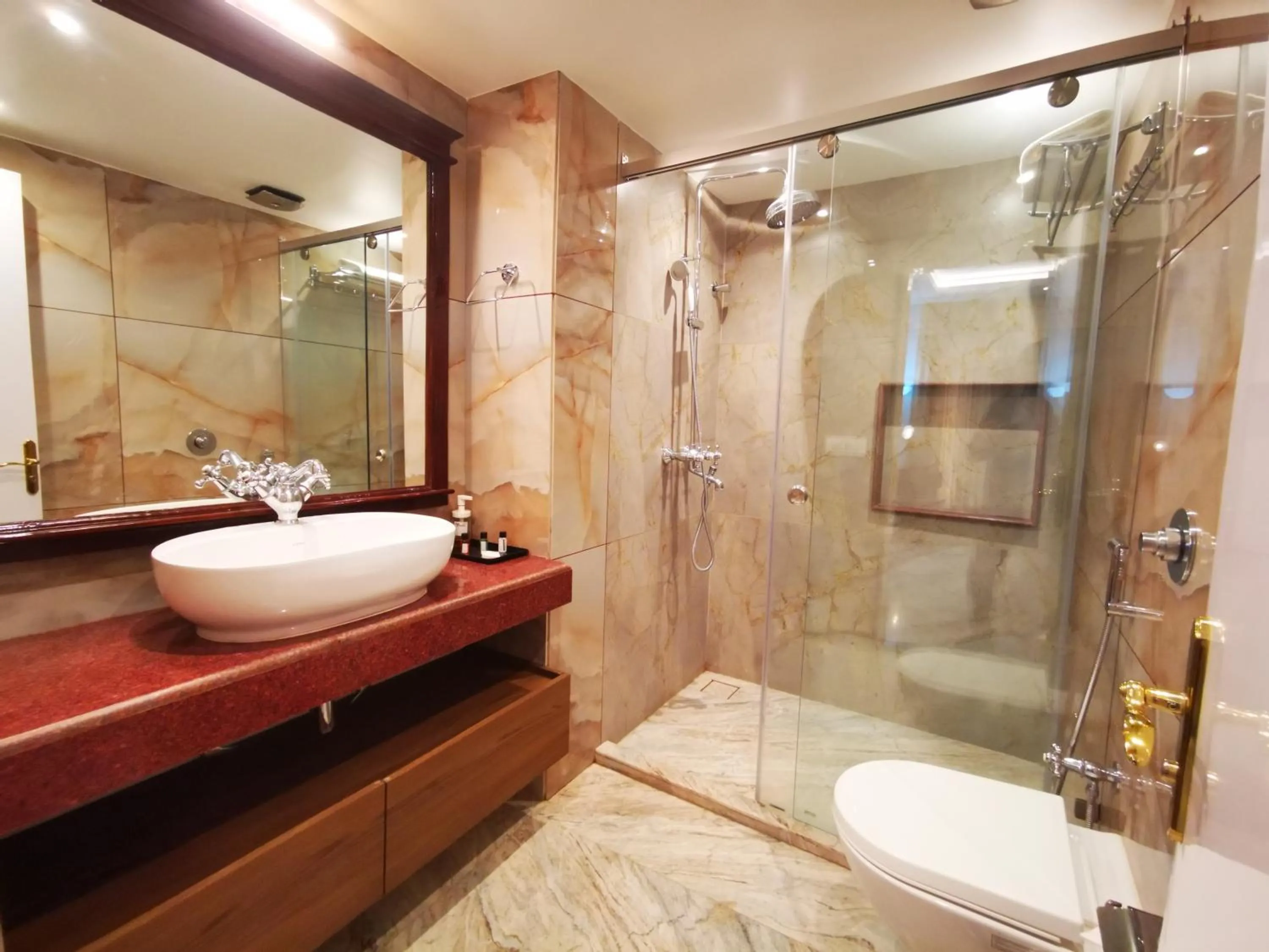 Bathroom in HOTEL RIO BENARAS