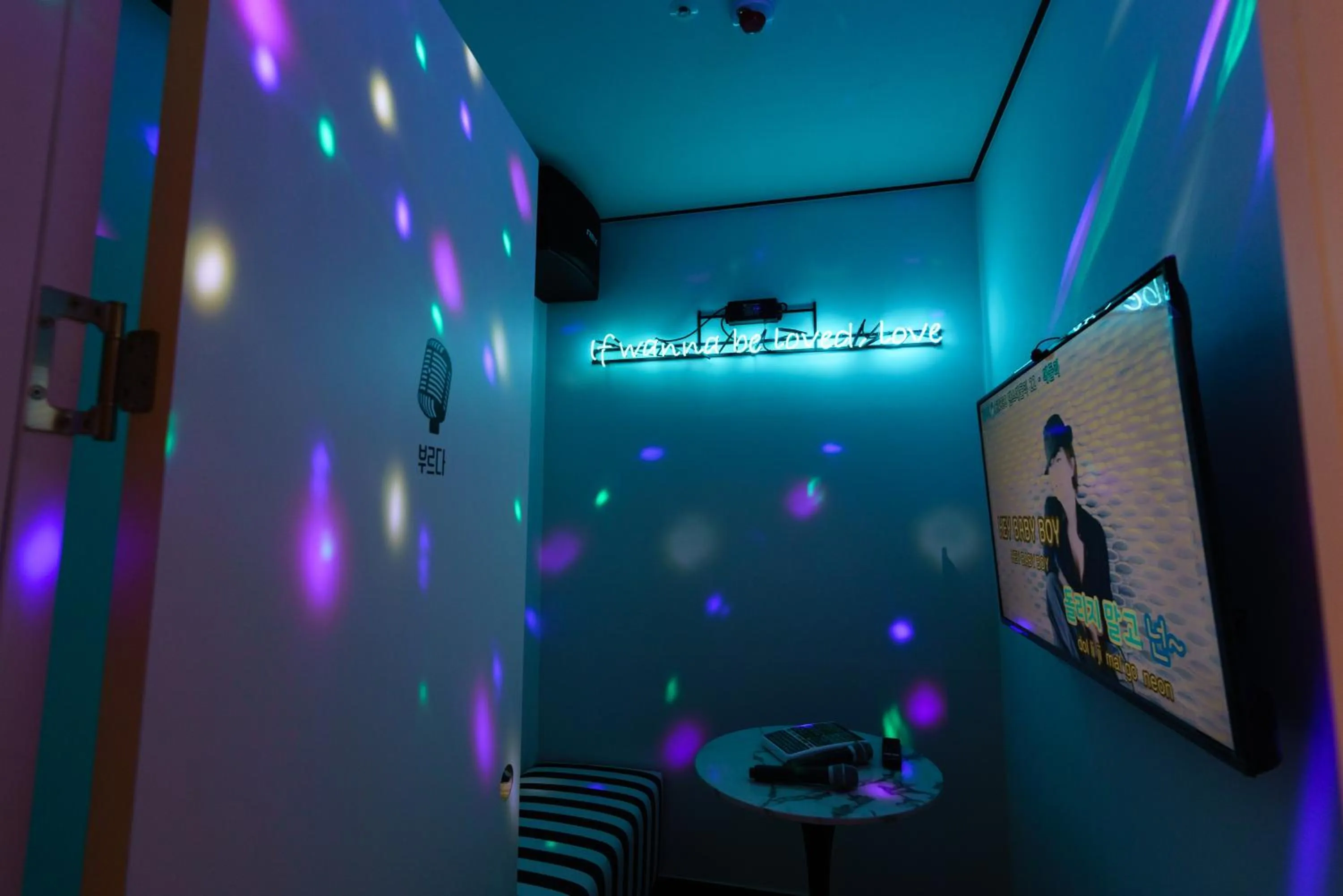 Evening entertainment in Yangju Hotel Ippda