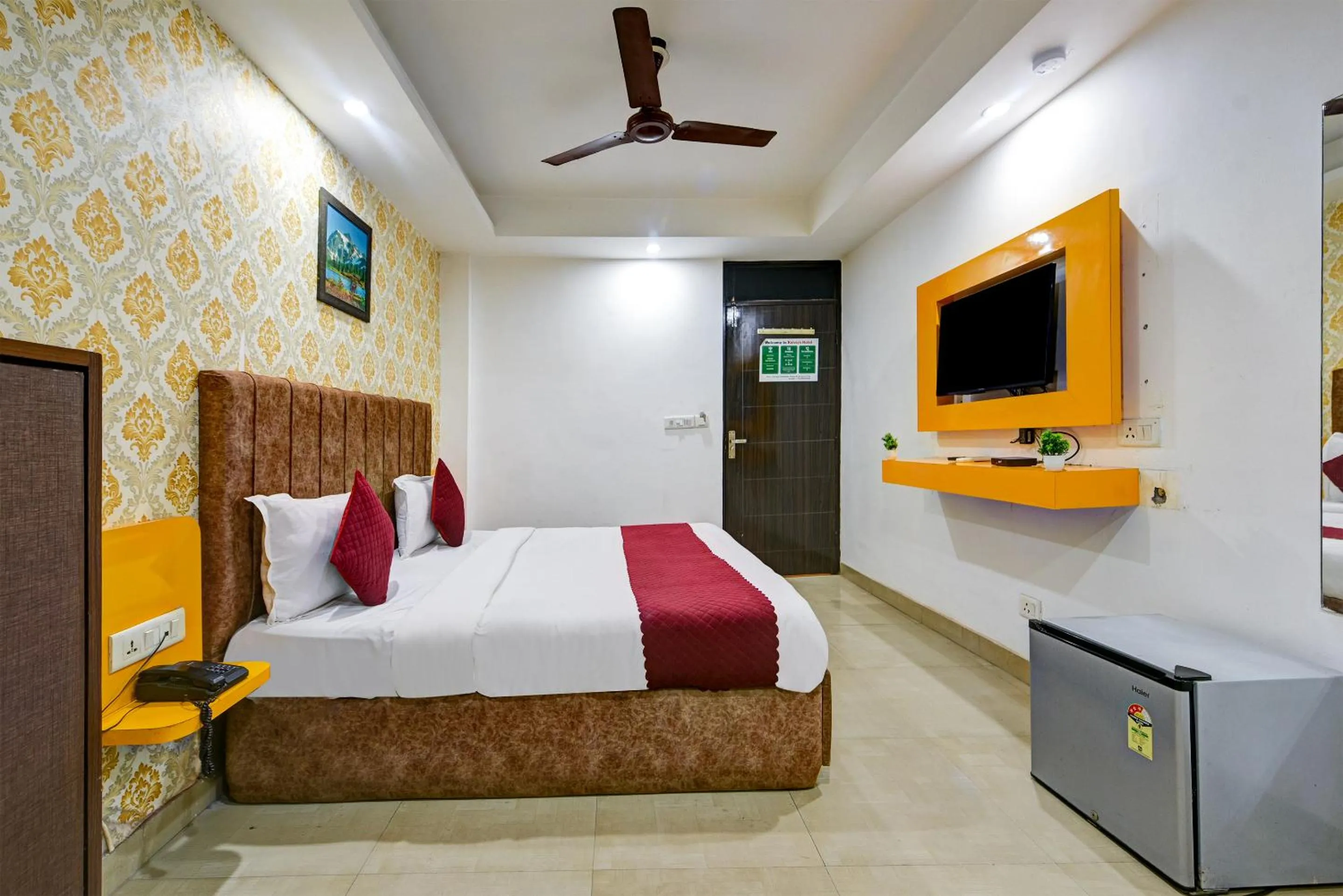 Communal lounge/ TV room, Bed in Hotel Platinum -Delhi Airport