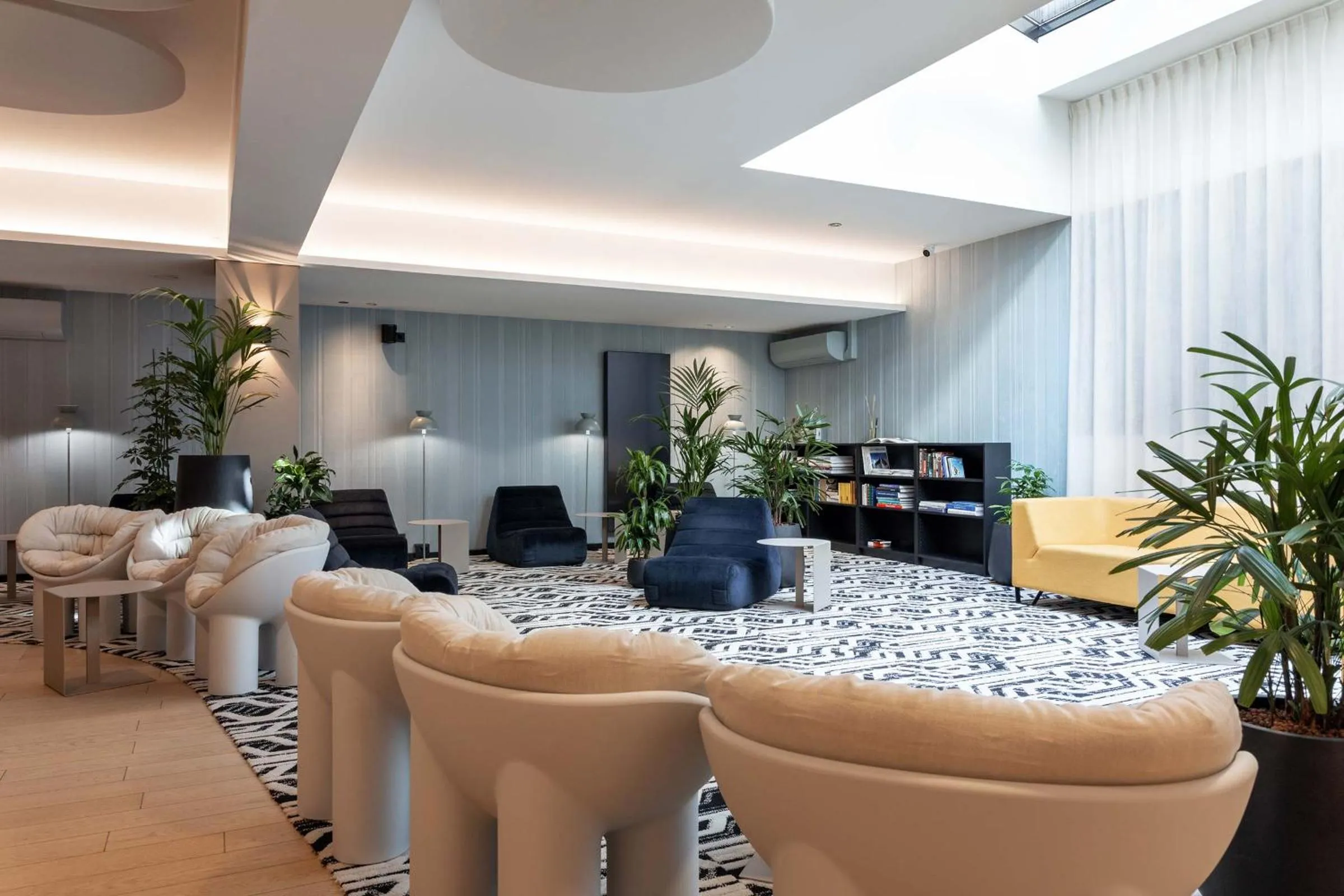 Communal lounge/ TV room in The Central Kirchberg - Smart ApartHotel