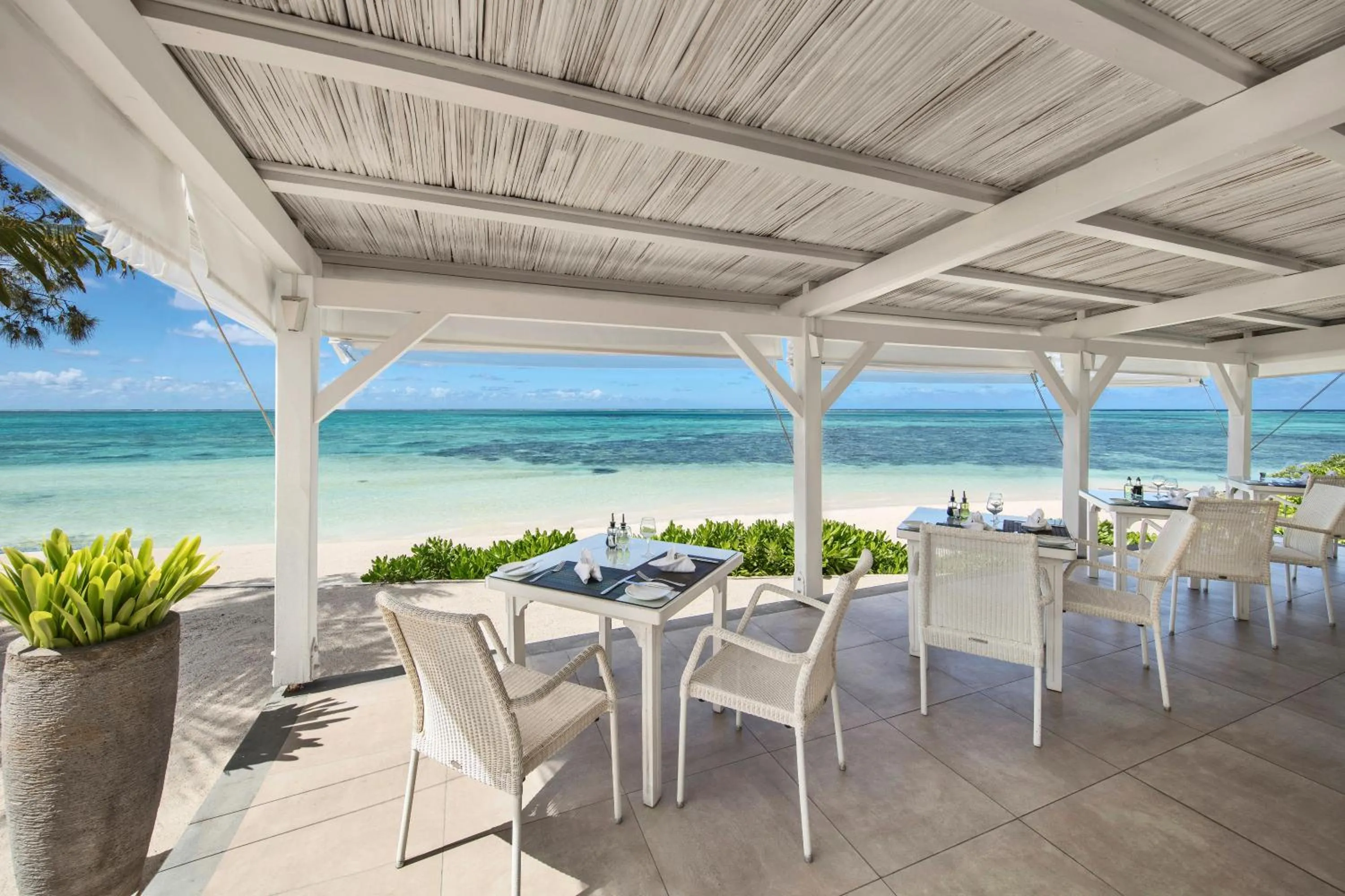 Restaurant/places to eat in Astroea Beach Hotel