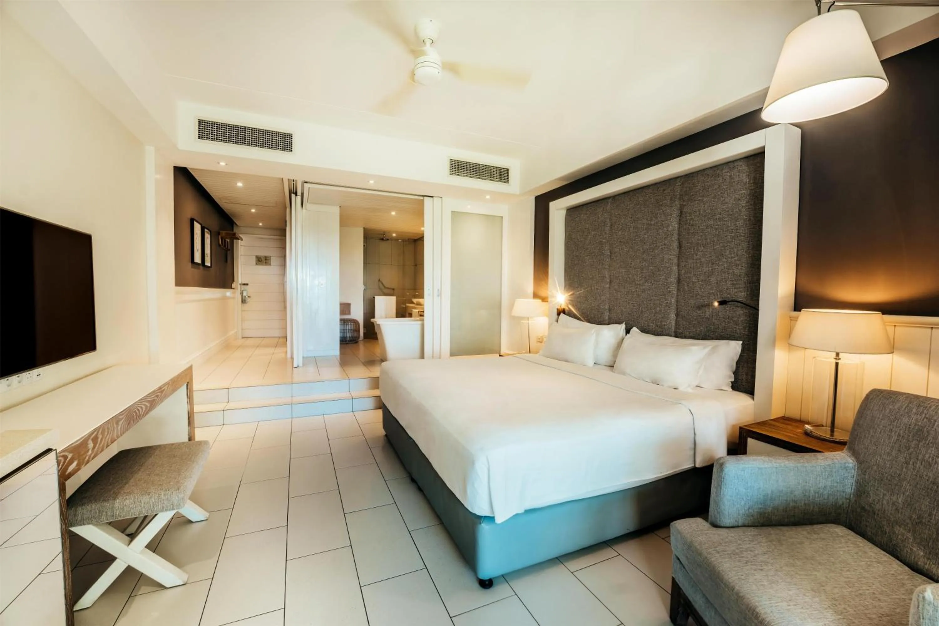 Bedroom, Bed in Radisson Blu Azuri Resort & Spa