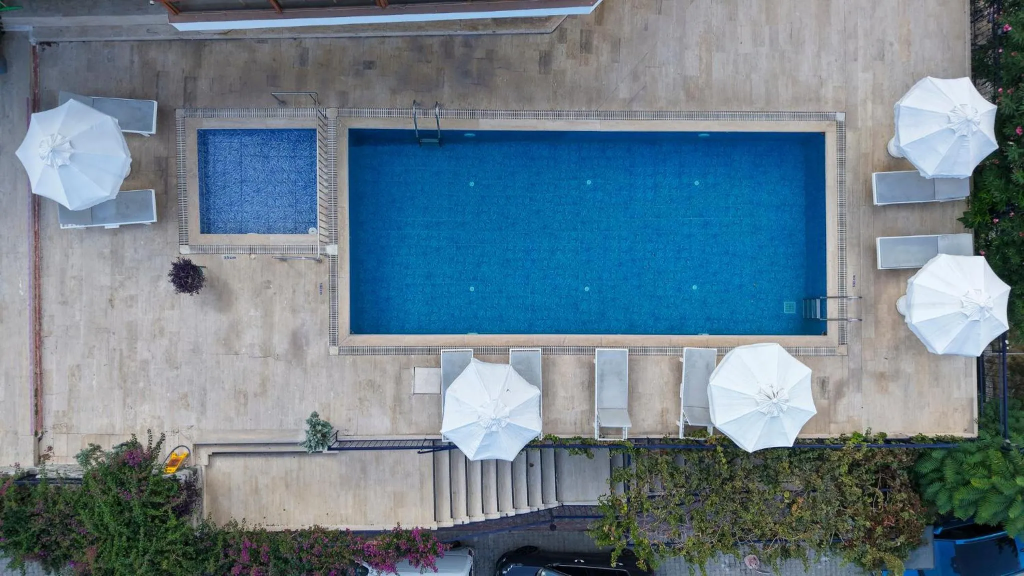 Swimming pool in NATURELLA APART HOTEL