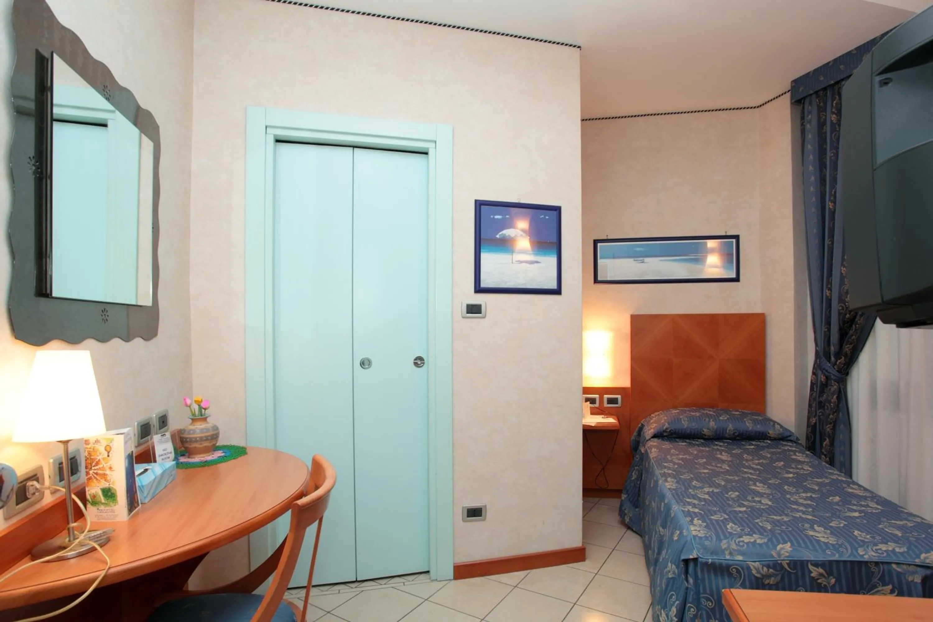 Photo of the whole room, Bed in Hotel Centrale