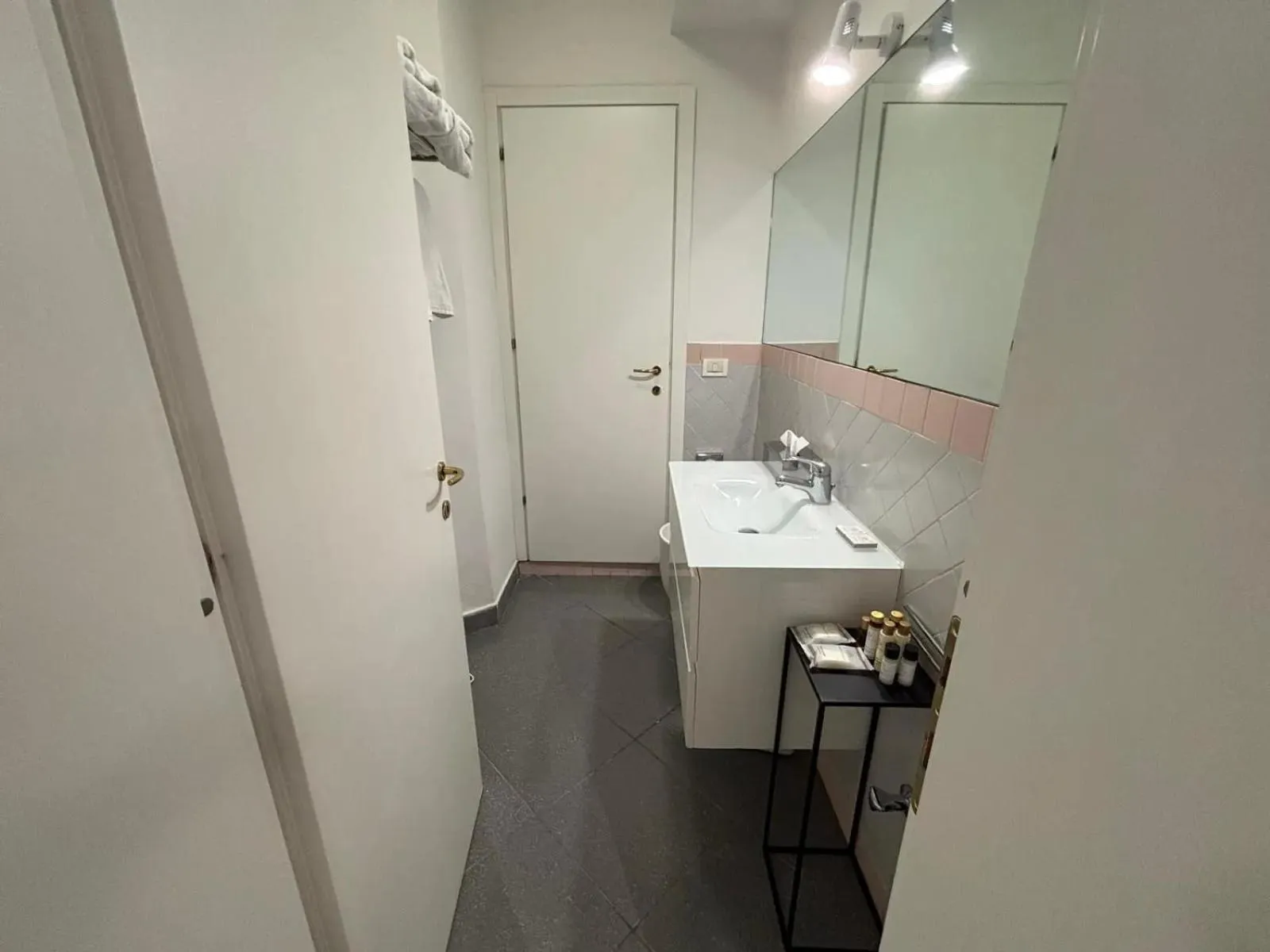 Shower in Phi Hotel Bologna