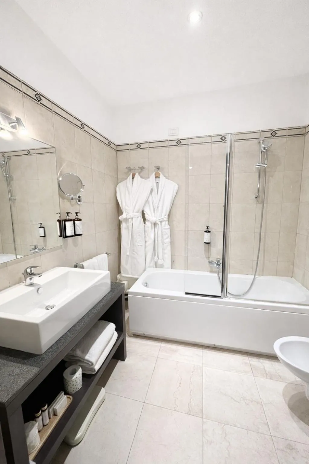 Bathroom in Phi Hotel Bologna