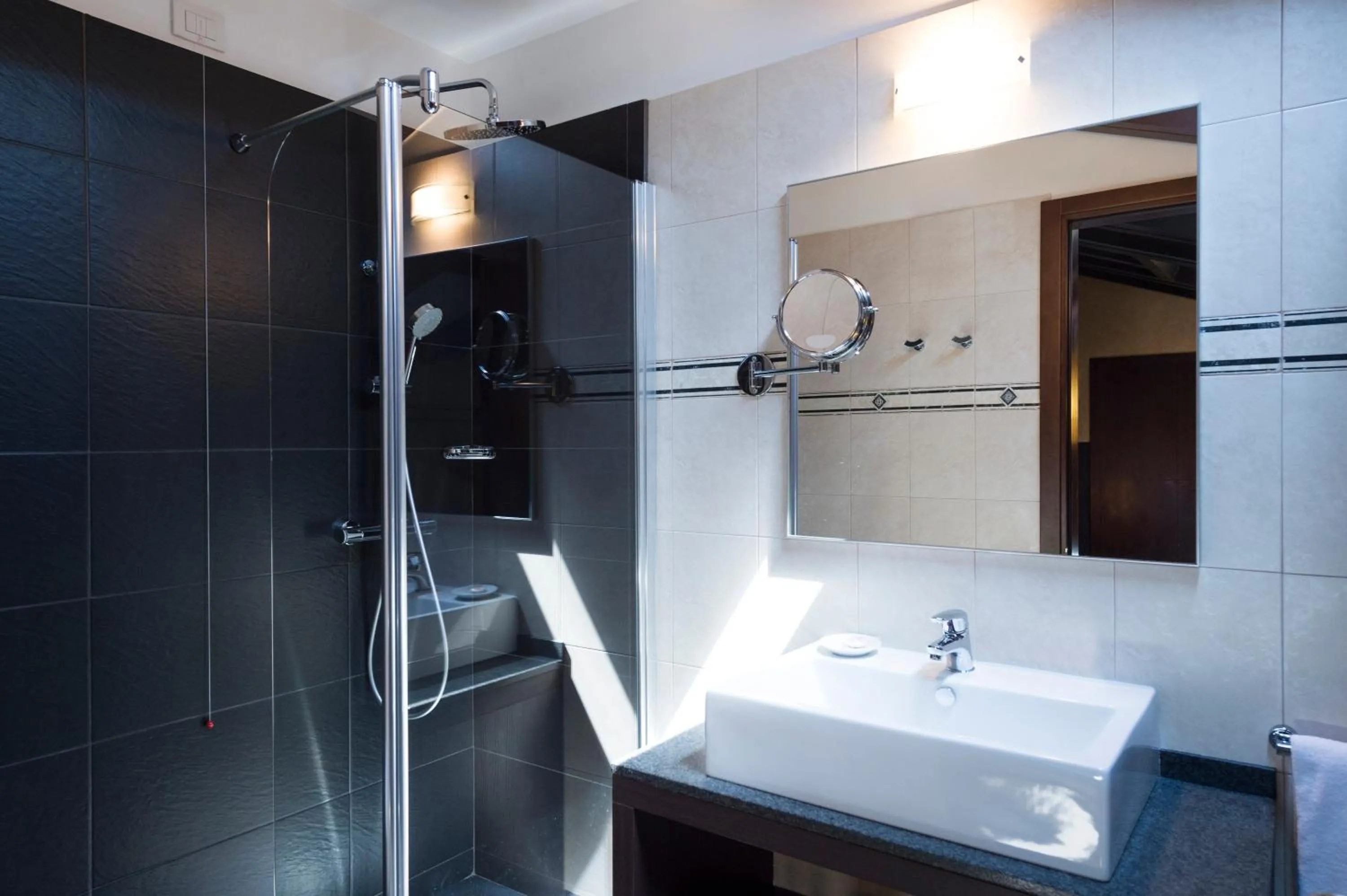 Shower in Phi Hotel Bologna