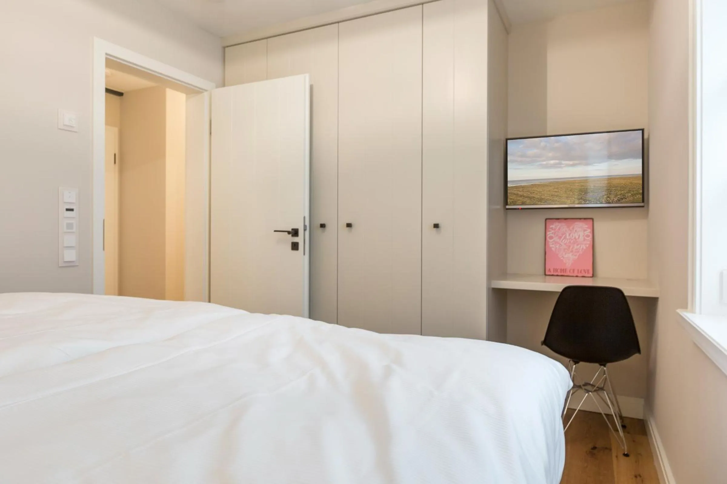 Bedroom, Bed in Hues Minde