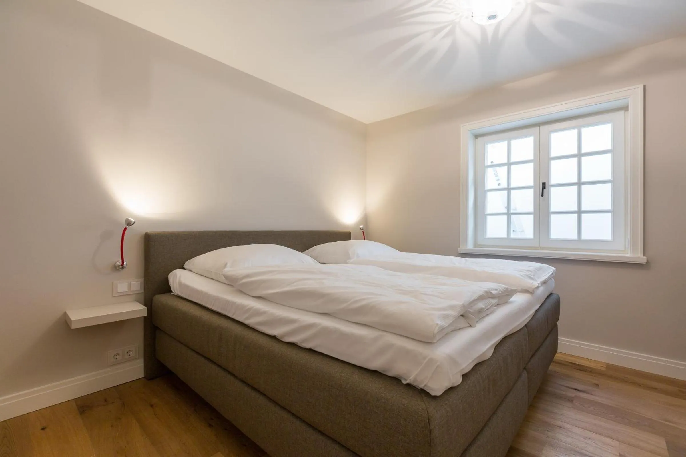Bedroom, Bed in Hues Minde
