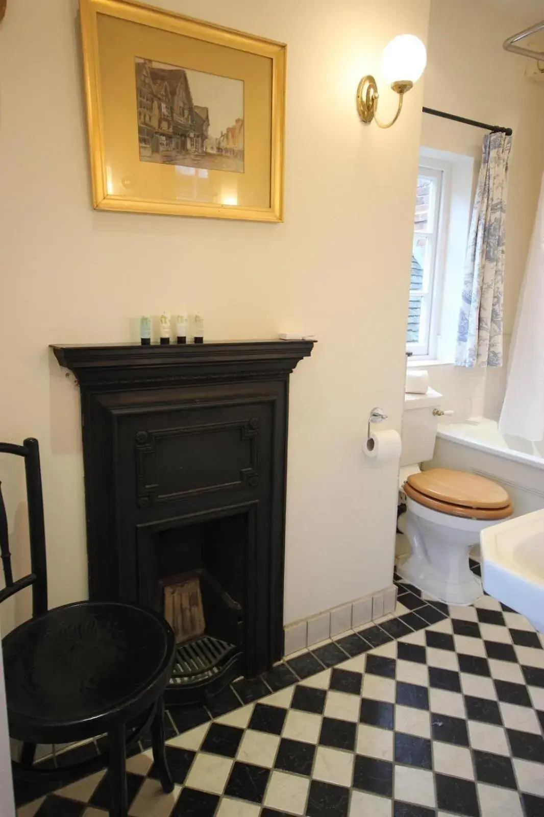 Small Double Room in Wethele Manor Small Double Room in Wethele Manor