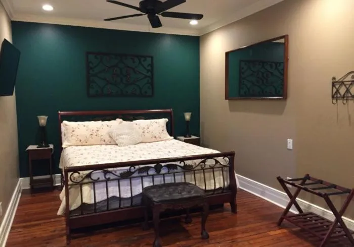 Photo of the whole room, Bed in Historic Kahn Hotel