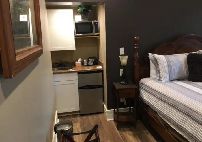 Kitchen or kitchenette, Bed in Historic Kahn Hotel