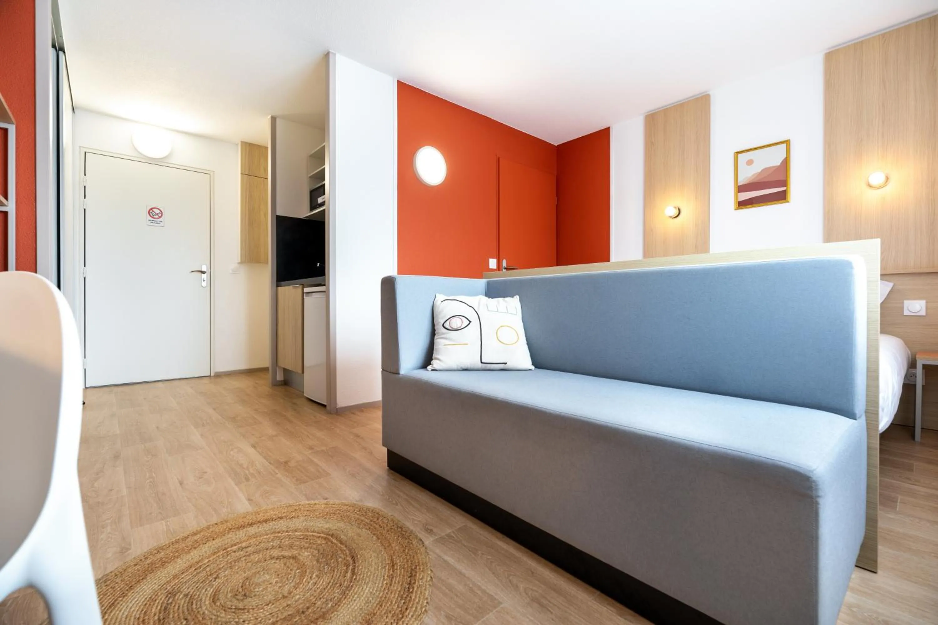 Seating area, Bed in Sweetly Isatis Mérignac Hôtel de ville