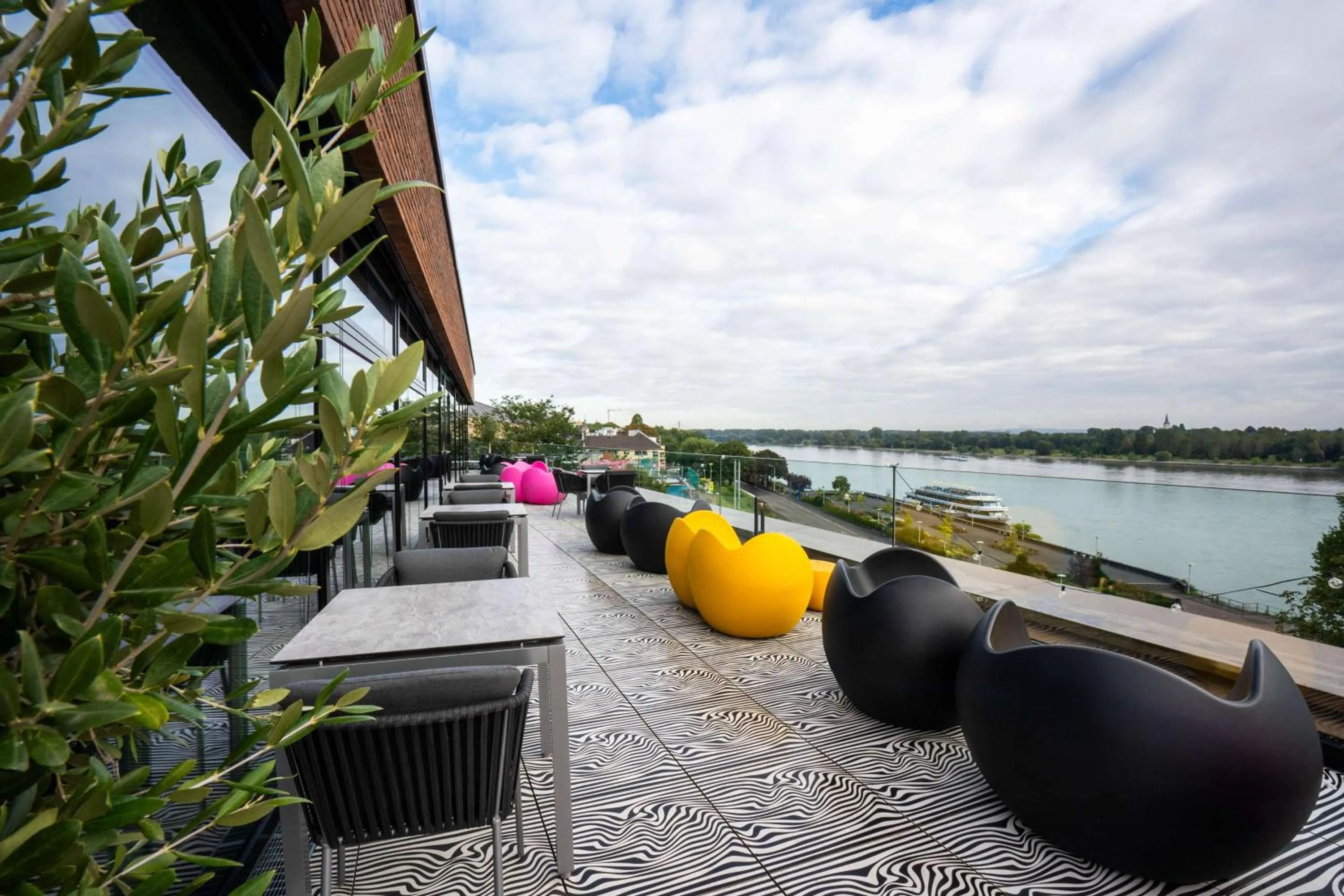 Lounge or bar in Prize by Radisson, Bonn City