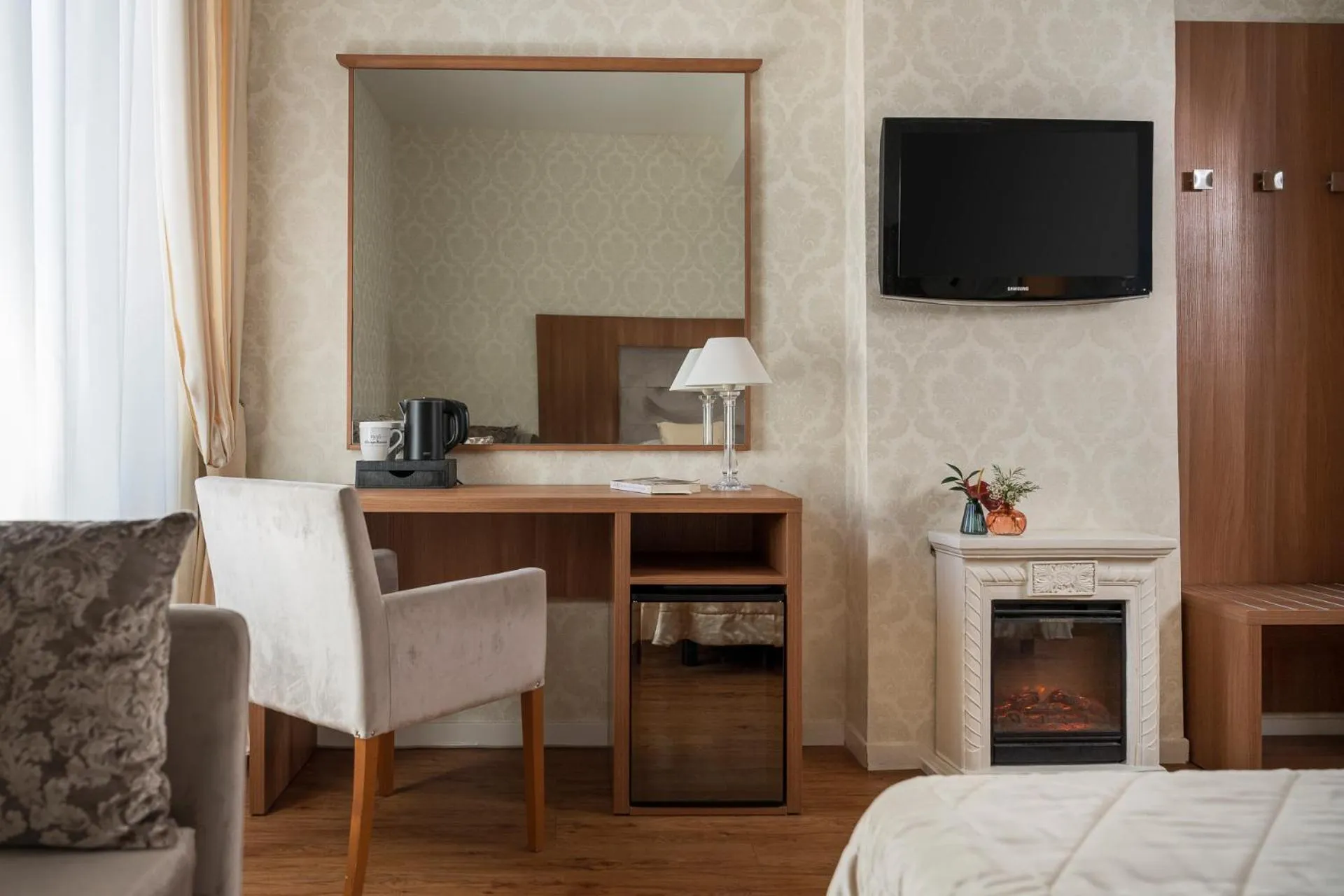 fireplace, Bed in Albergo Rossini 1936 - Small & Charming