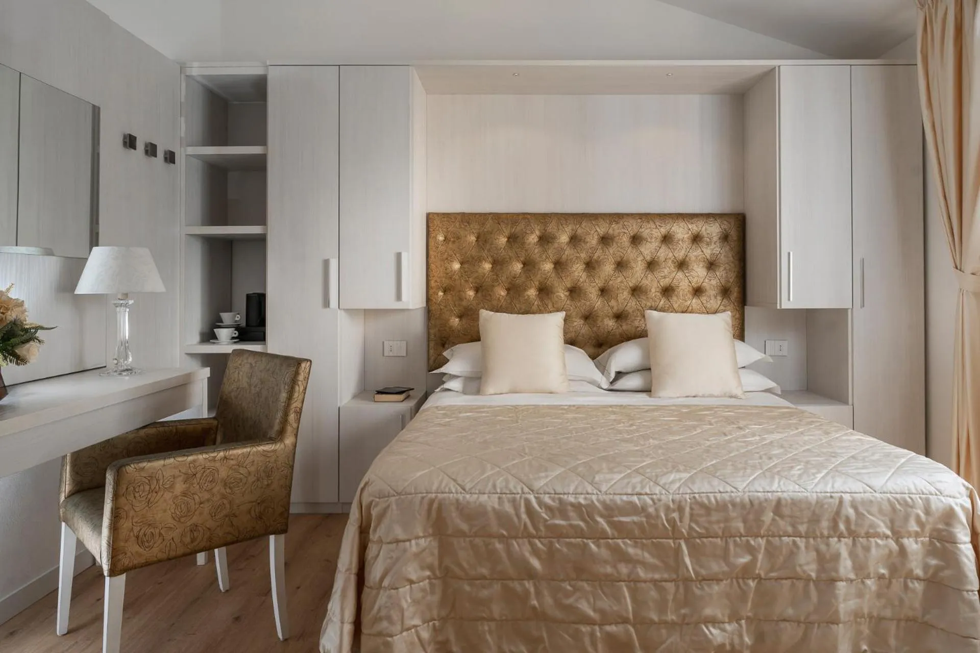 Photo of the whole room, Bed in Albergo Rossini 1936 - Small & Charming