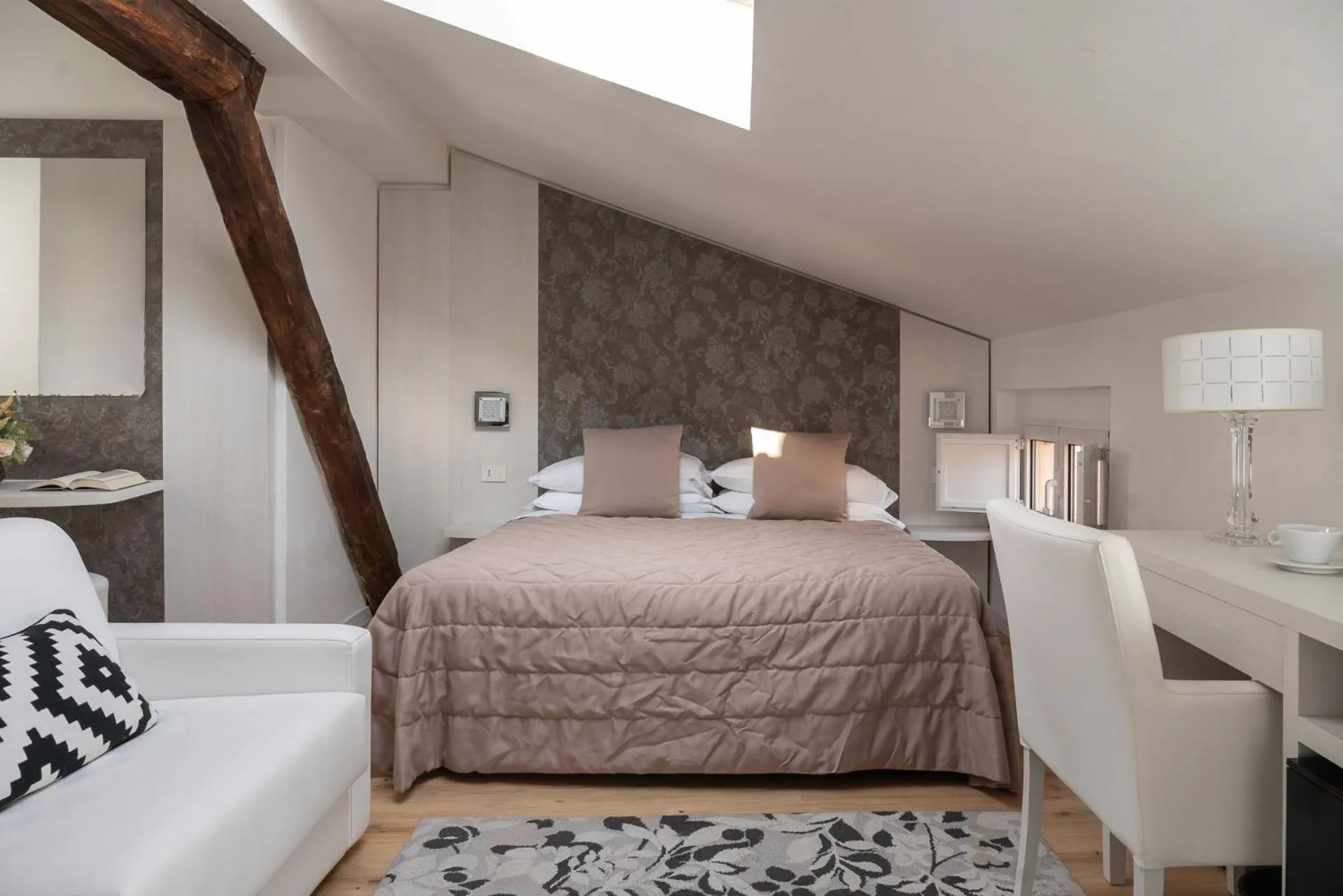 Bed in Albergo Rossini 1936 - Small & Charming