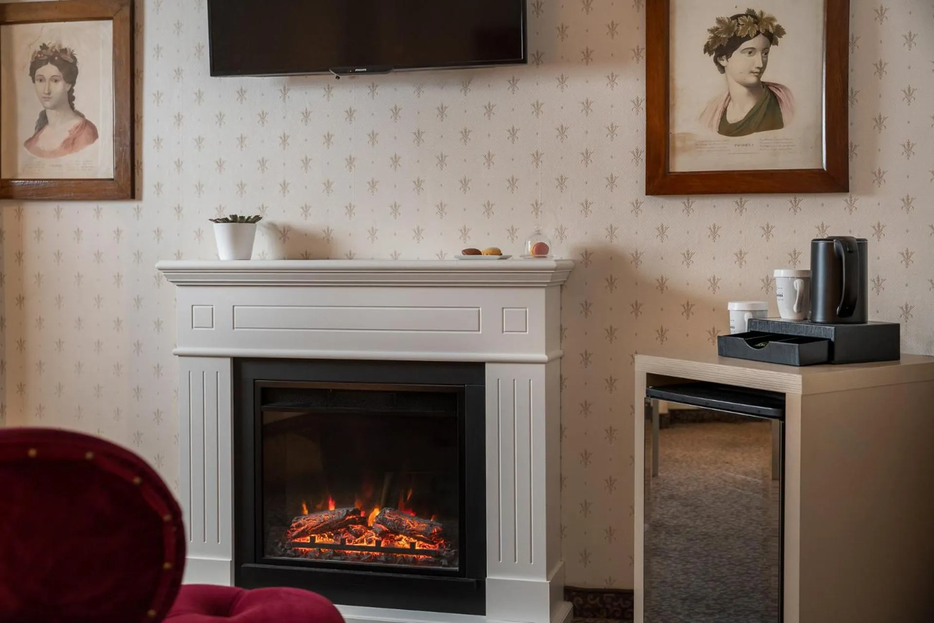 fireplace in Albergo Rossini 1936 - Small & Charming