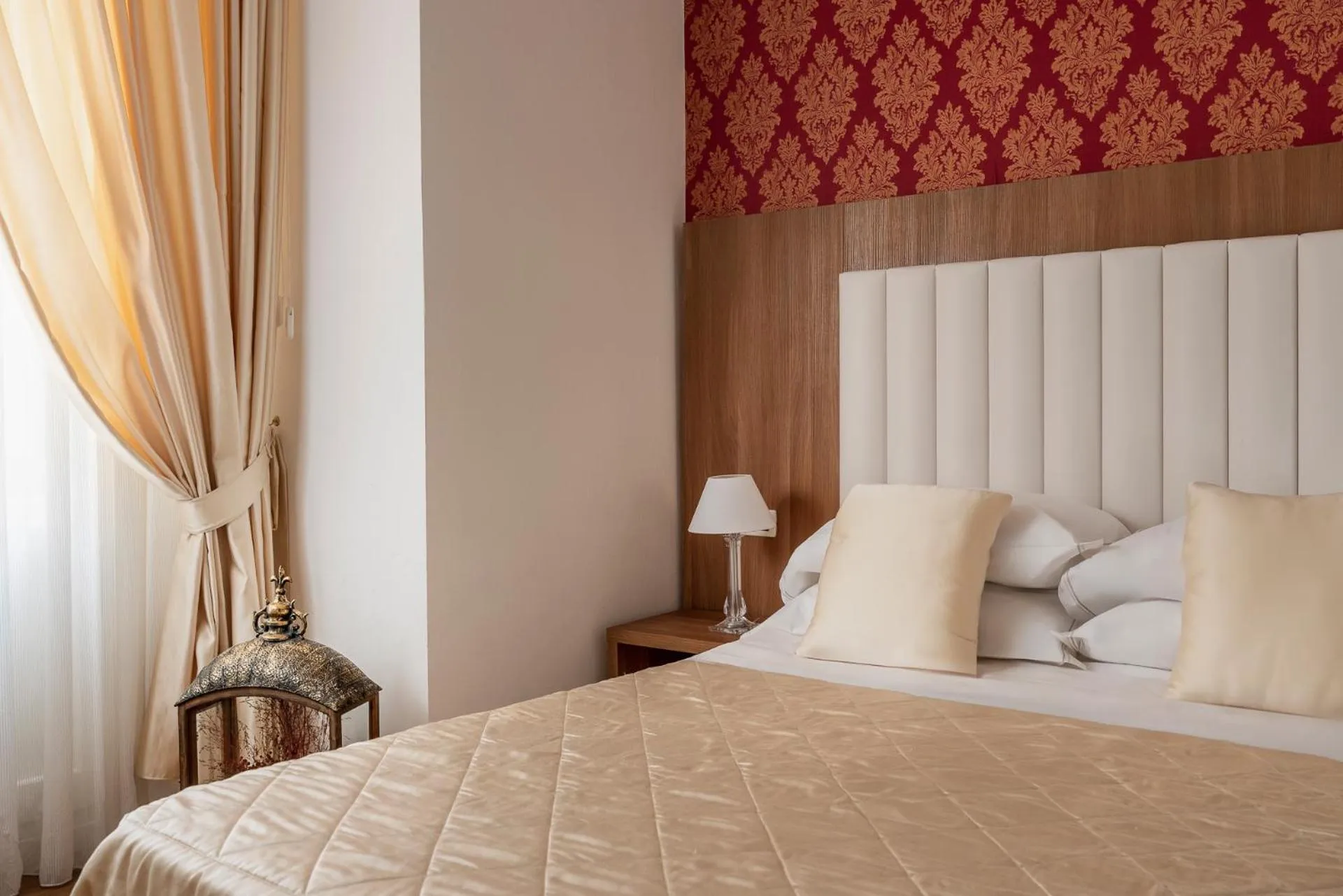 Photo of the whole room, Bed in Albergo Rossini 1936 - Small & Charming