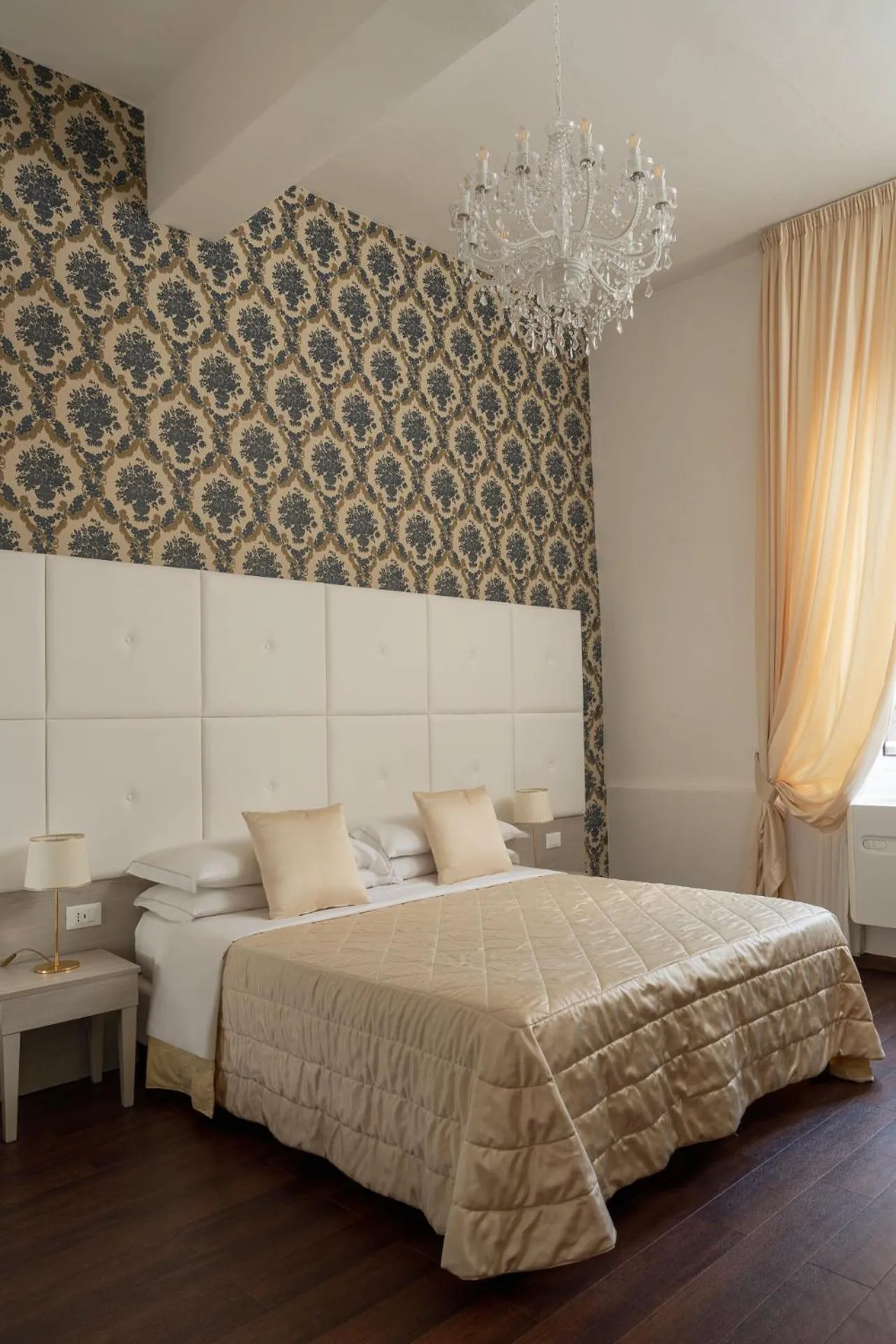 Photo of the whole room, Bed in Albergo Rossini 1936 Small & Charming