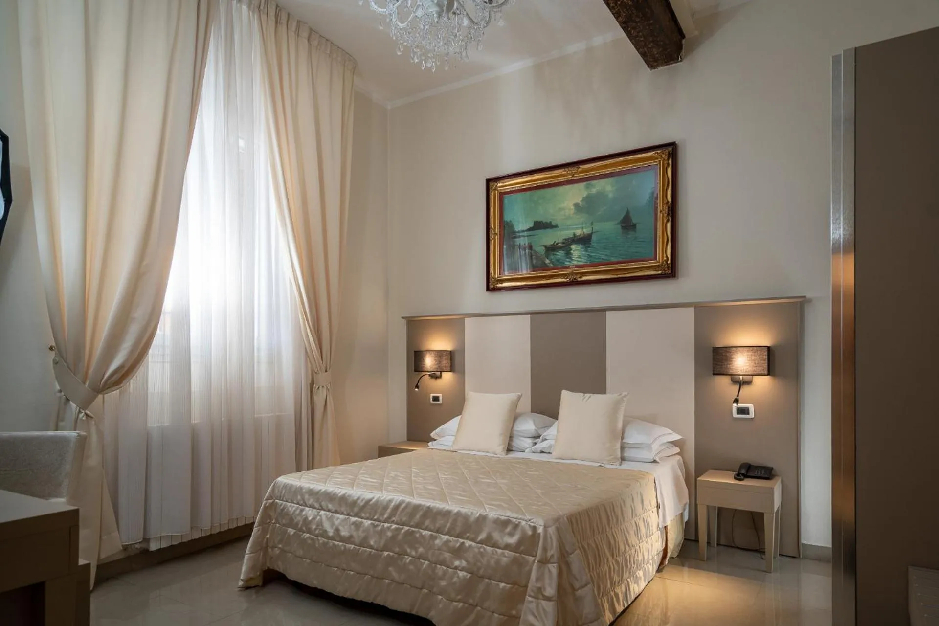 Photo of the whole room, Bed in Albergo Rossini 1936 - Small & Charming