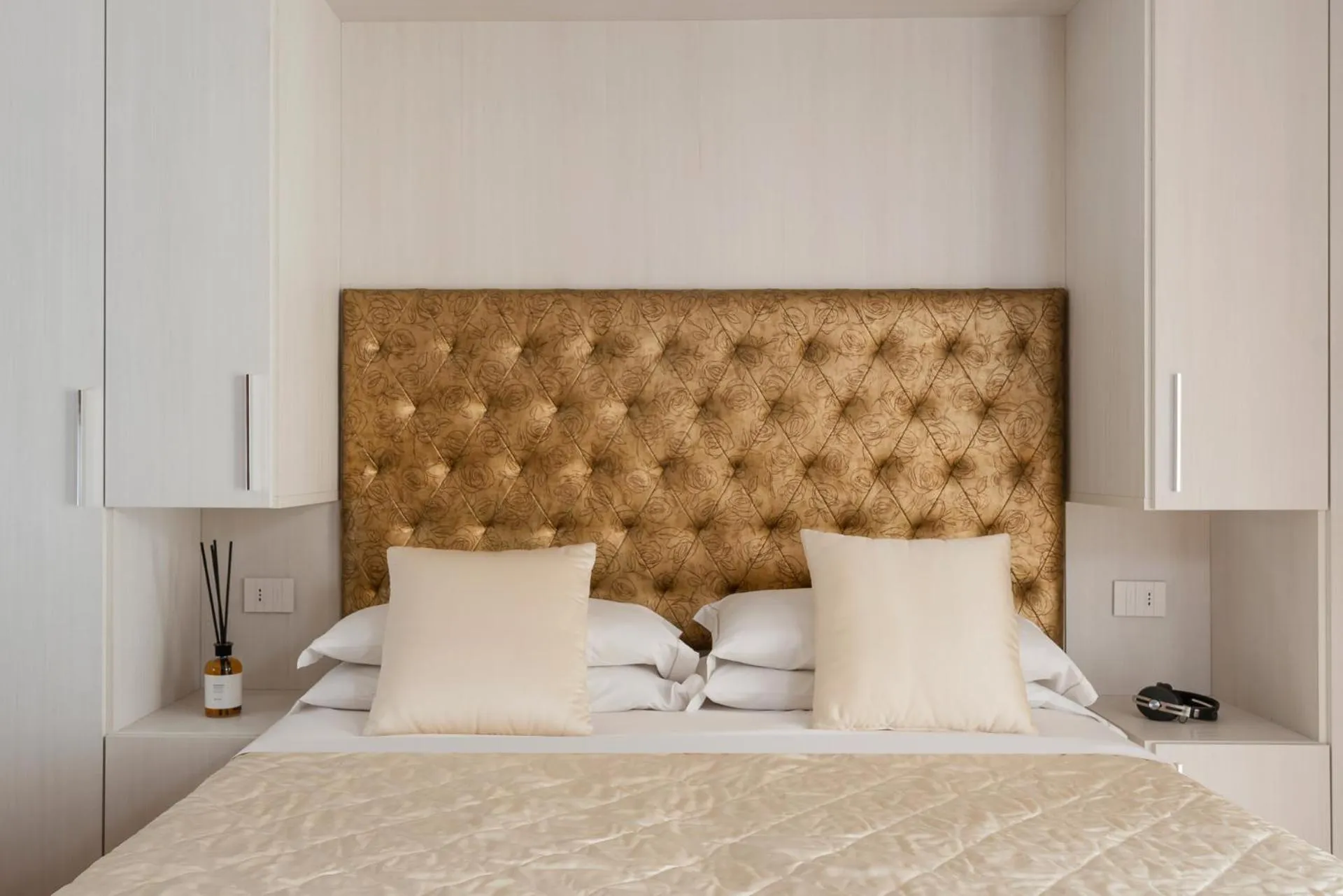 Bed in Albergo Rossini 1936 - Small & Charming