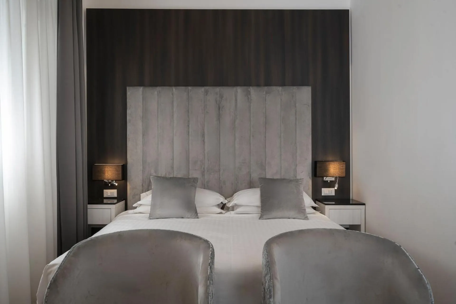 Photo of the whole room, Bed in Albergo Rossini 1936 - Small & Charming