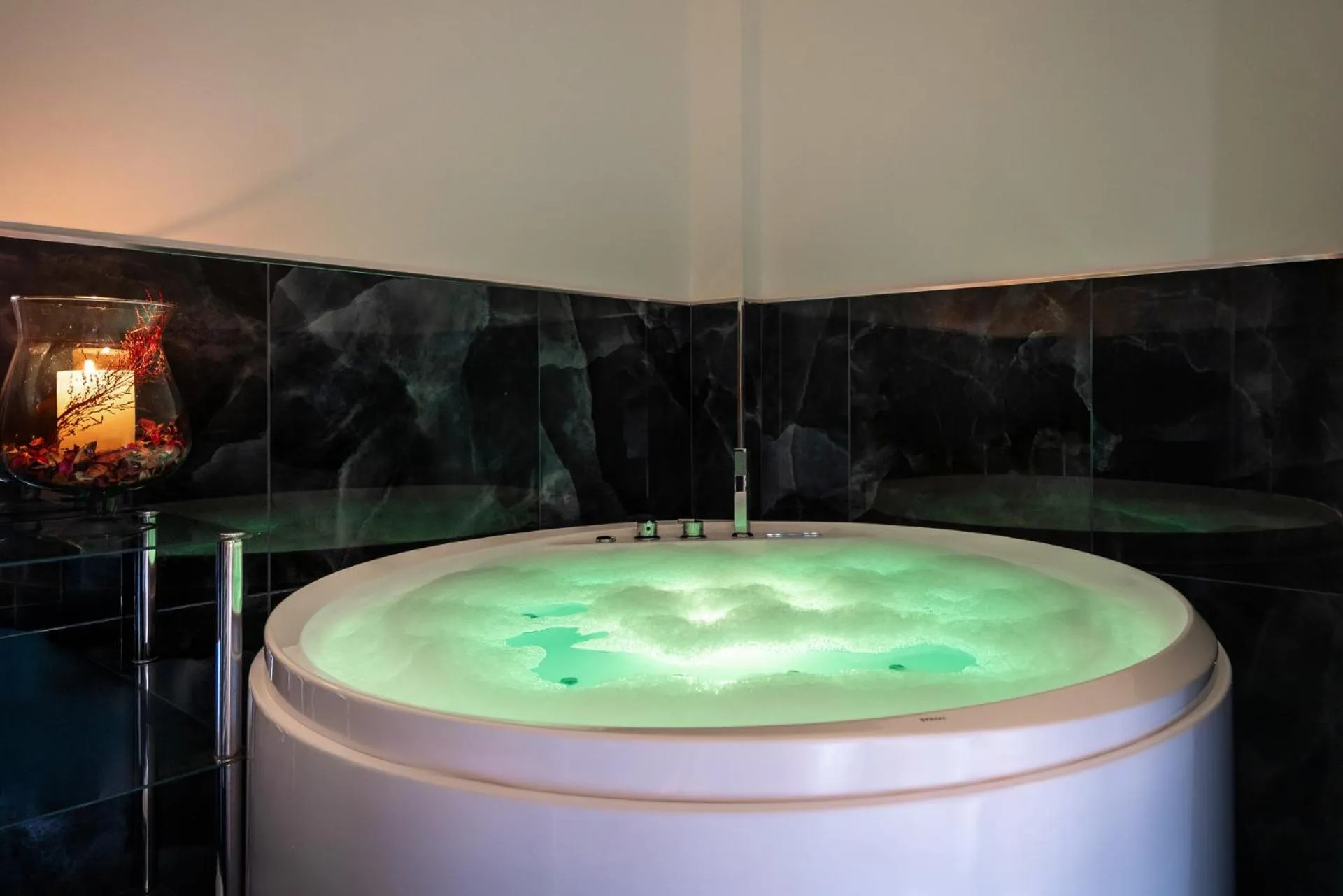 Hot Tub in Albergo Rossini 1936 - Small & Charming