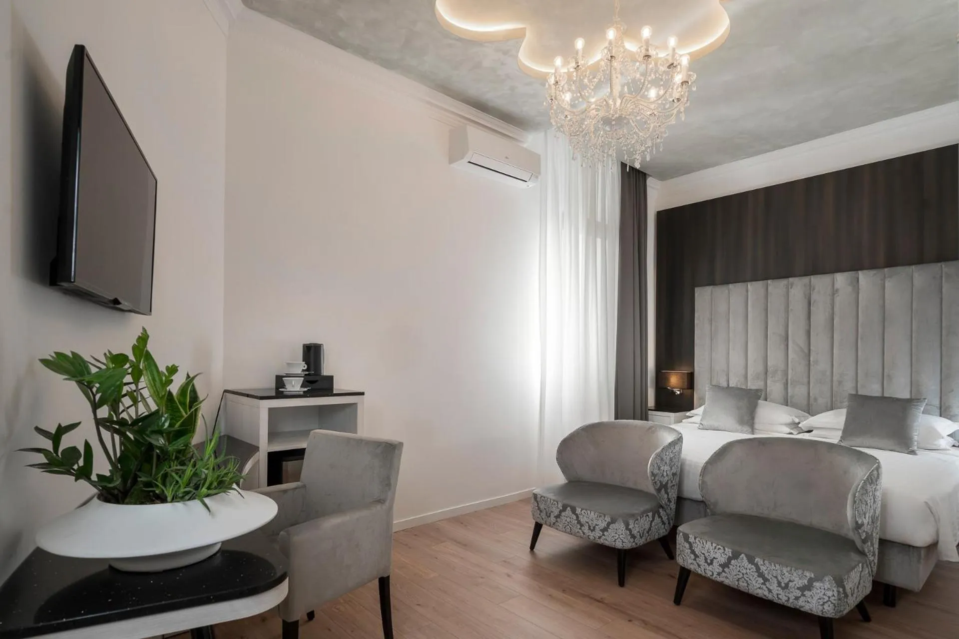 Photo of the whole room, Bed in Albergo Rossini 1936 - Small & Charming