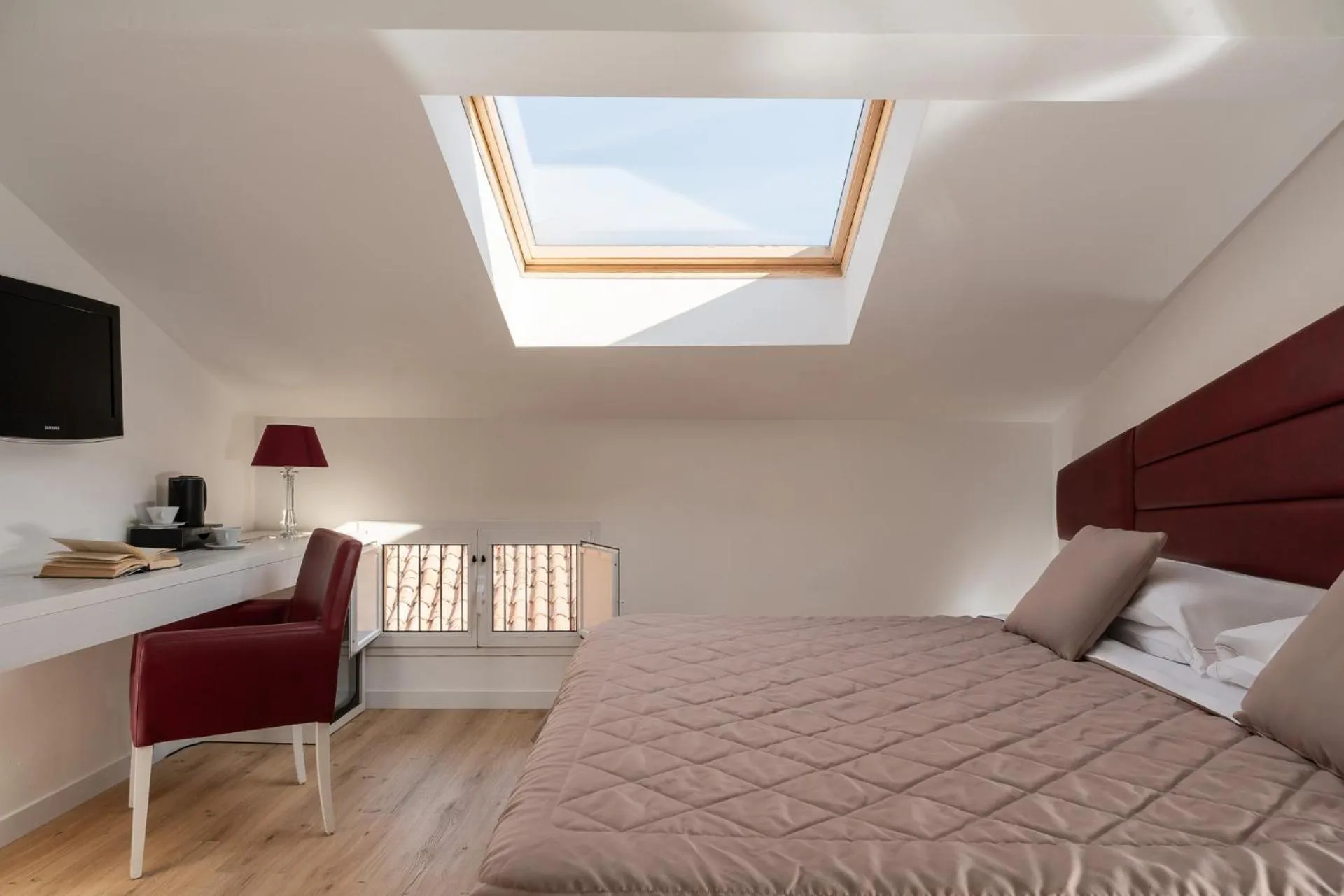 Photo of the whole room, Bed in Albergo Rossini 1936 - Small & Charming