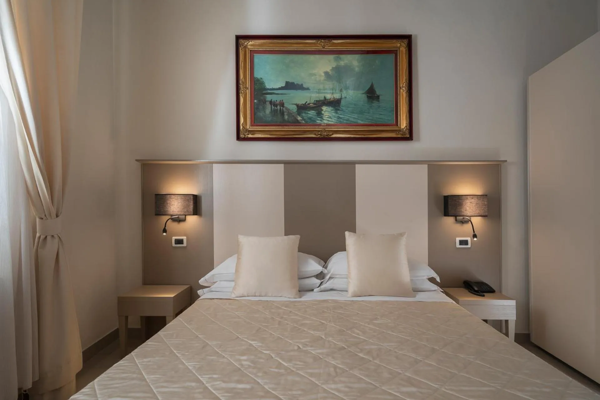 Photo of the whole room, Bed in Albergo Rossini 1936 - Small & Charming