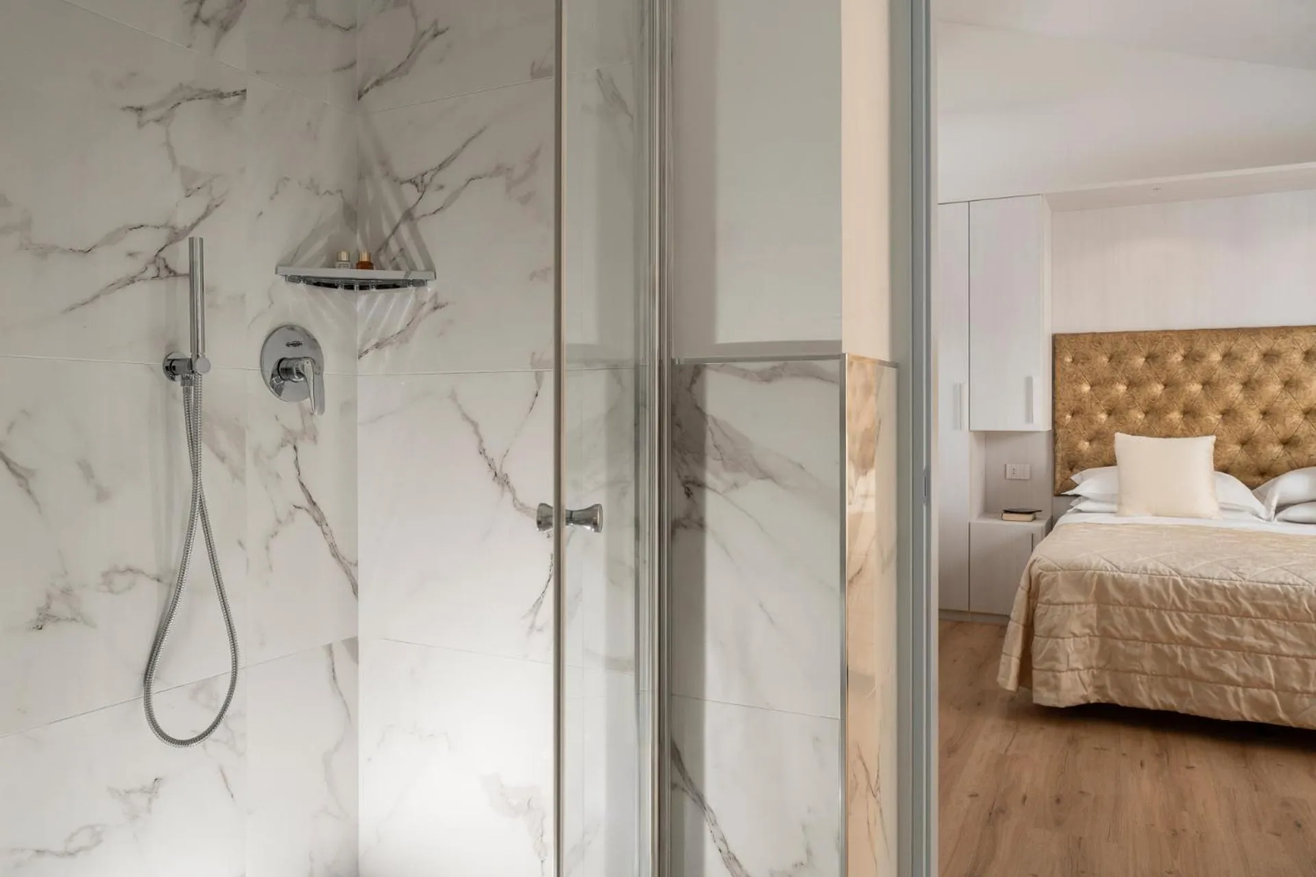 Shower, Bed in Albergo Rossini 1936 - Small & Charming