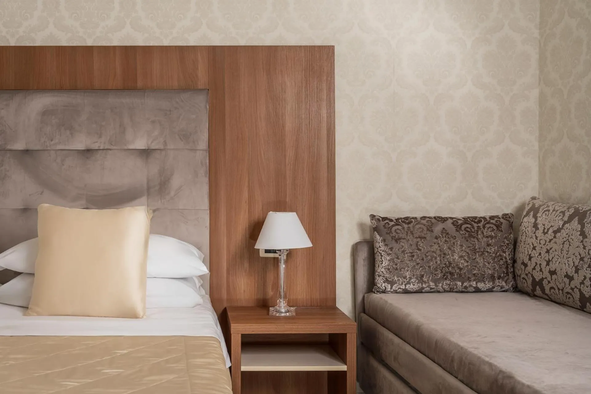 Bed in Albergo Rossini 1936 - Small & Charming