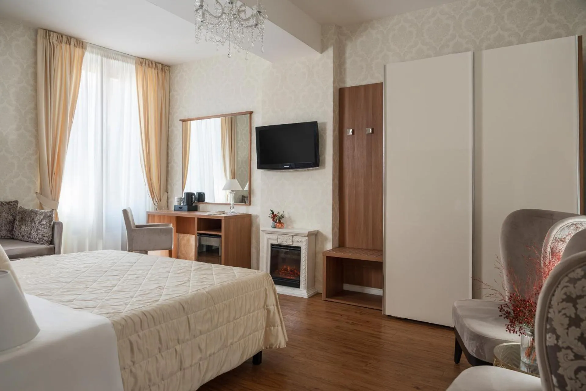 Photo of the whole room, Bed in Albergo Rossini 1936 - Small & Charming