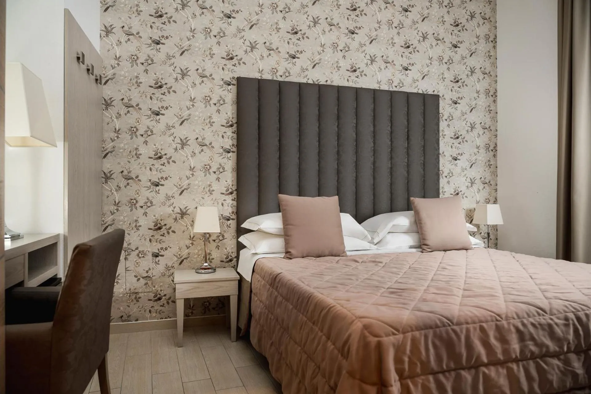 Photo of the whole room, Bed in Albergo Rossini 1936 - Small & Charming